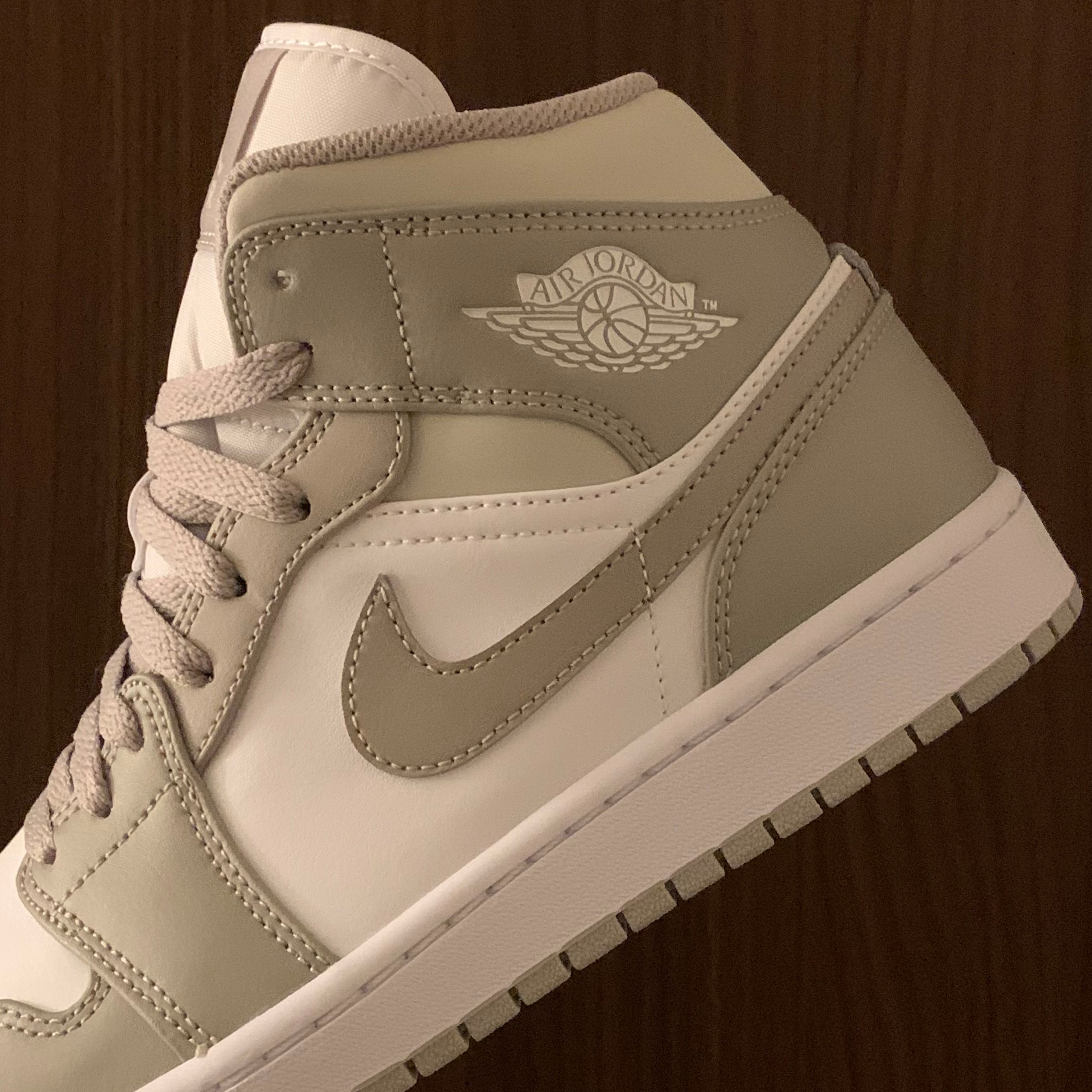 Jordan 1 Mid College Grey 착용 스타일