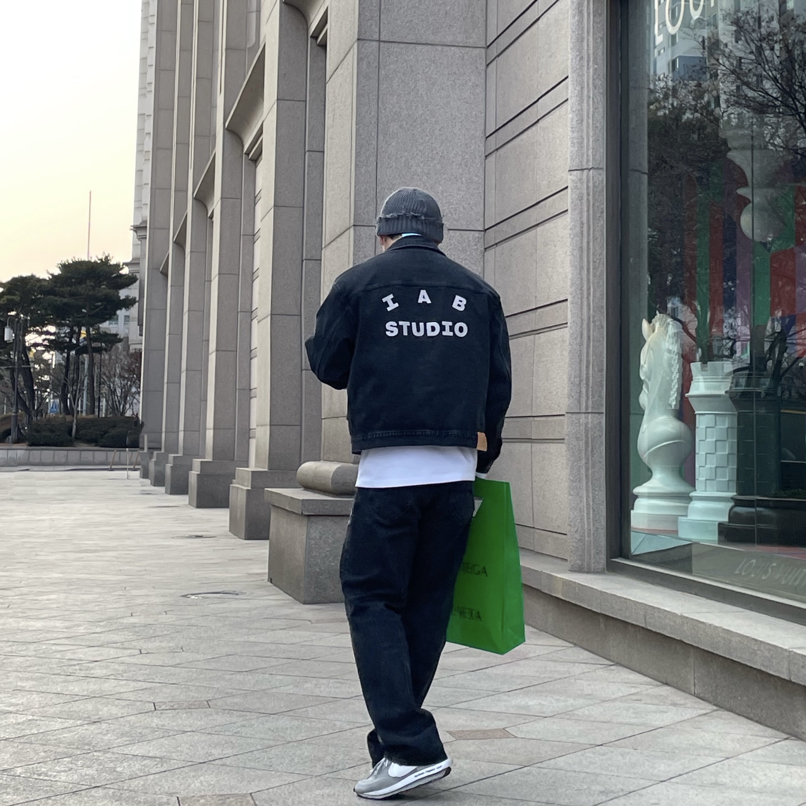 IAB Studio x Lee Denim Jeans Black, IAB Studio x Lee Denim Jacket Black 착용 스타일