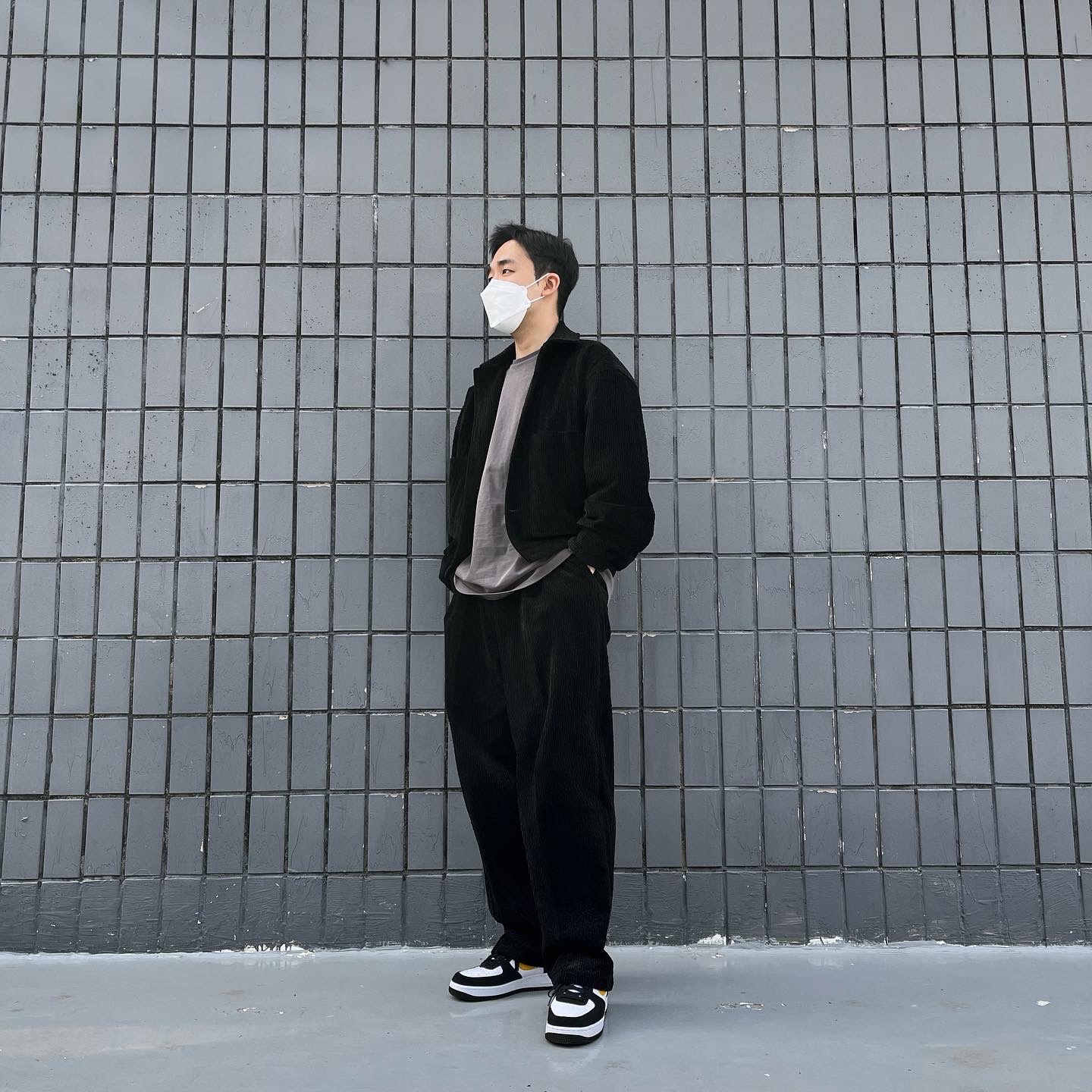 Nike Air Force 1 '07 LV8 Athletic Club Black Dark Sulfur 착용 스타일