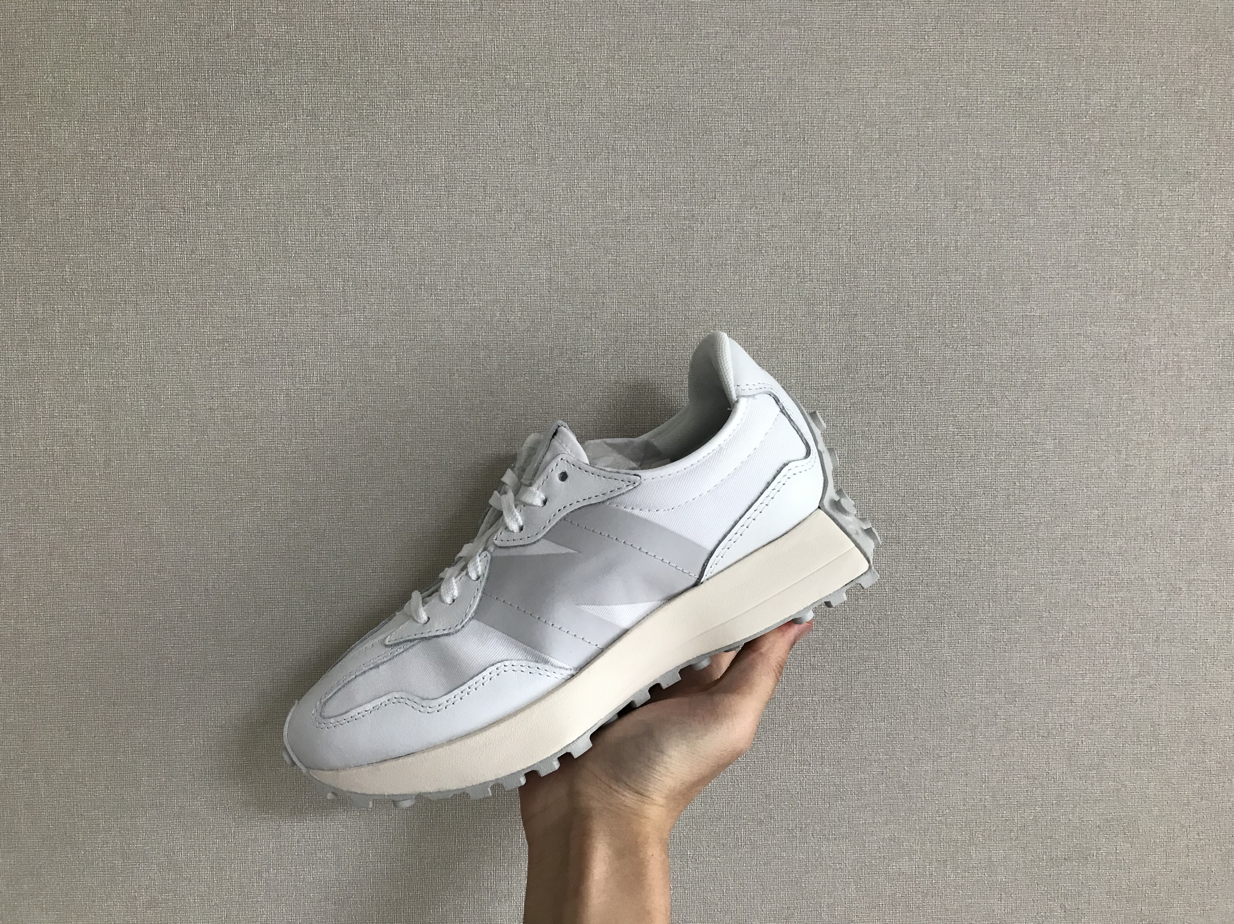 (W) New Balance 327 White - JD Sports Exclusive 착용 스타일