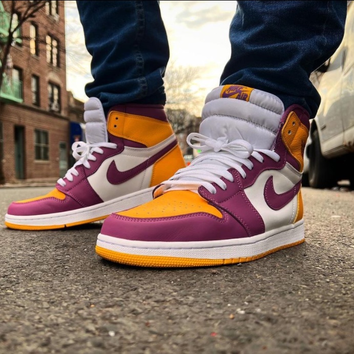 Jordan 1 Retro High OG University Gold Light Bordeaux, (GS) Jordan 1 Retro High OG University Gold Light Bordeaux 착용 스타일 - 3