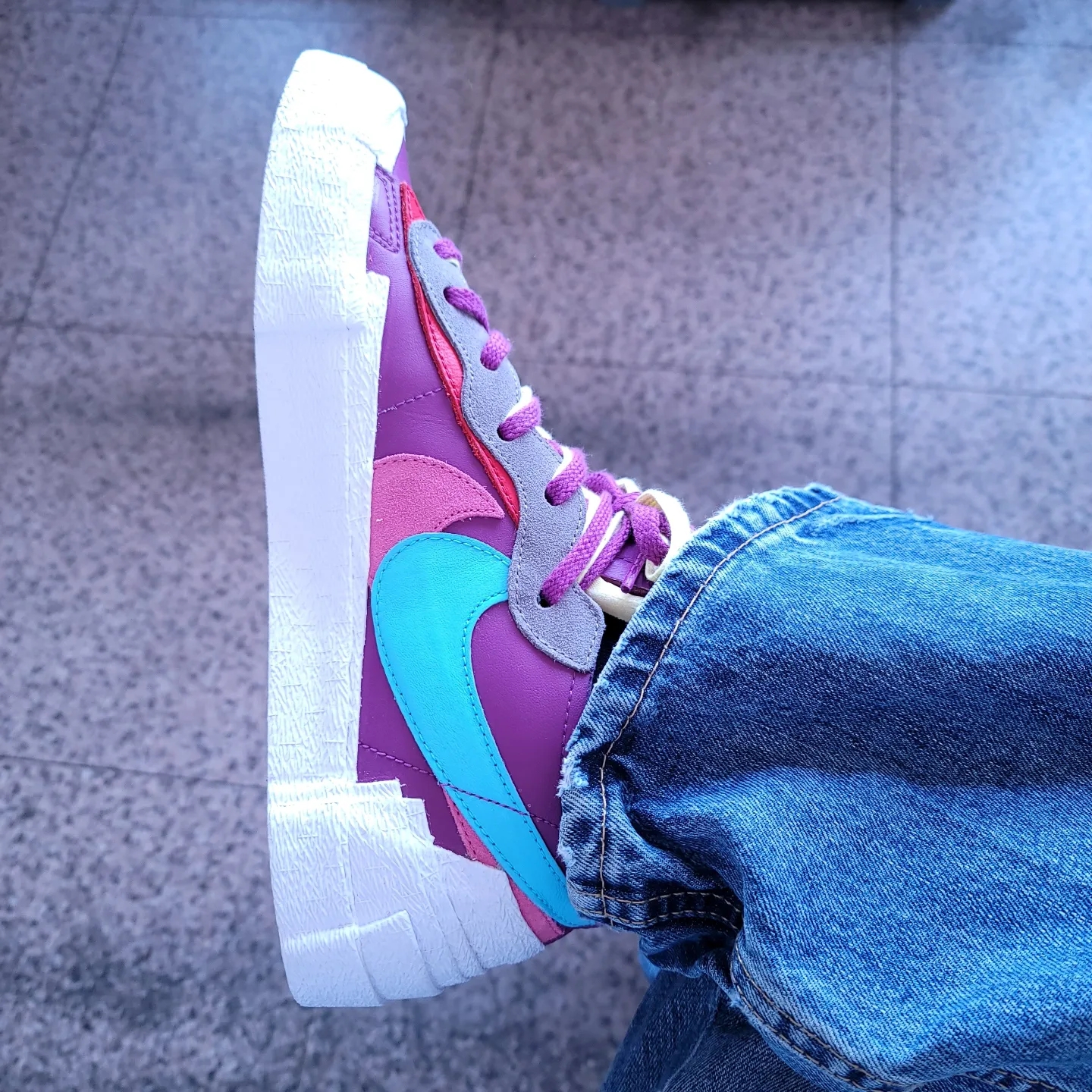 Nike x Sacai x Kaws Blazer Low Team Red 착용 스타일 - 2