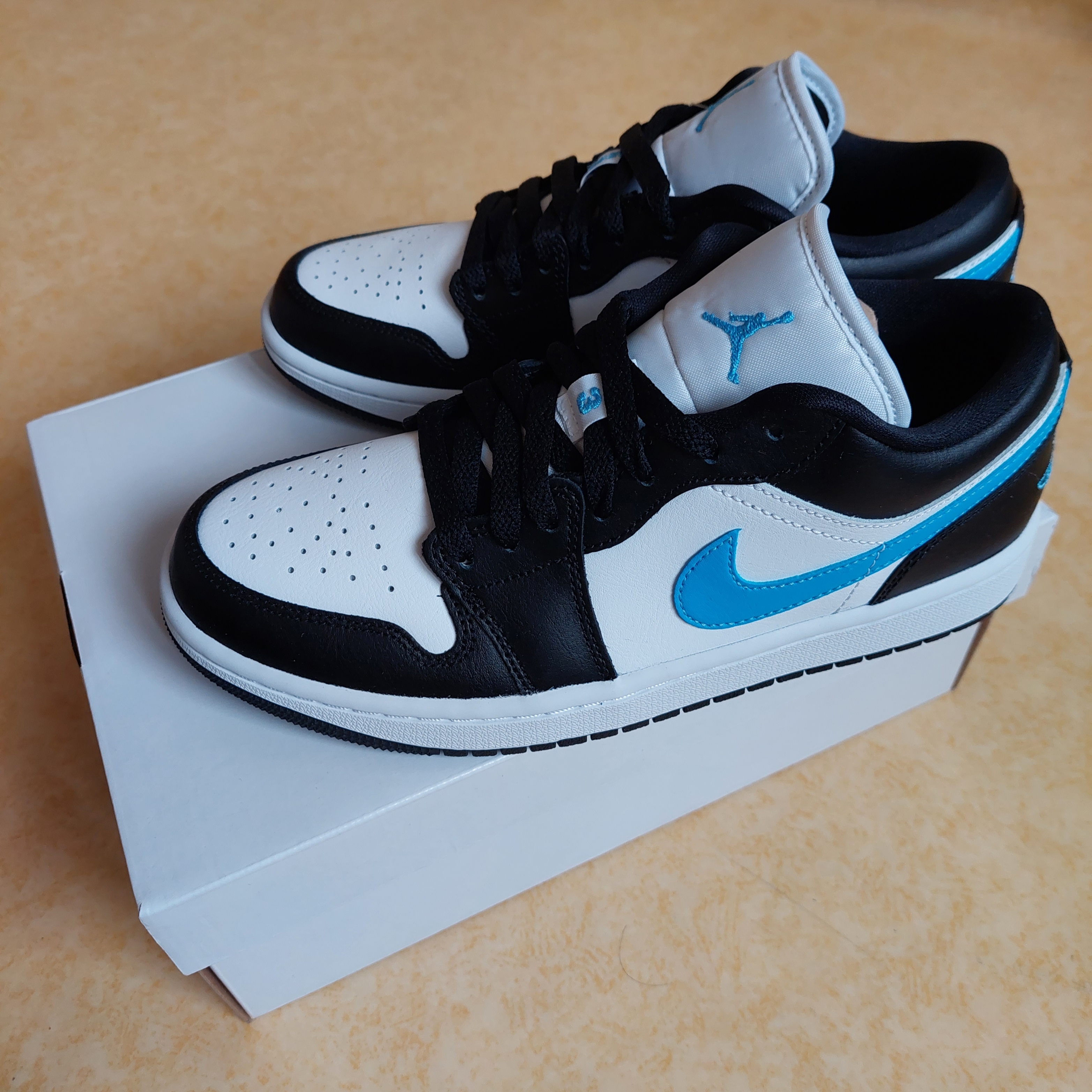 (W) Jordan 1 Low Black University Blue 착용 스타일 - 1