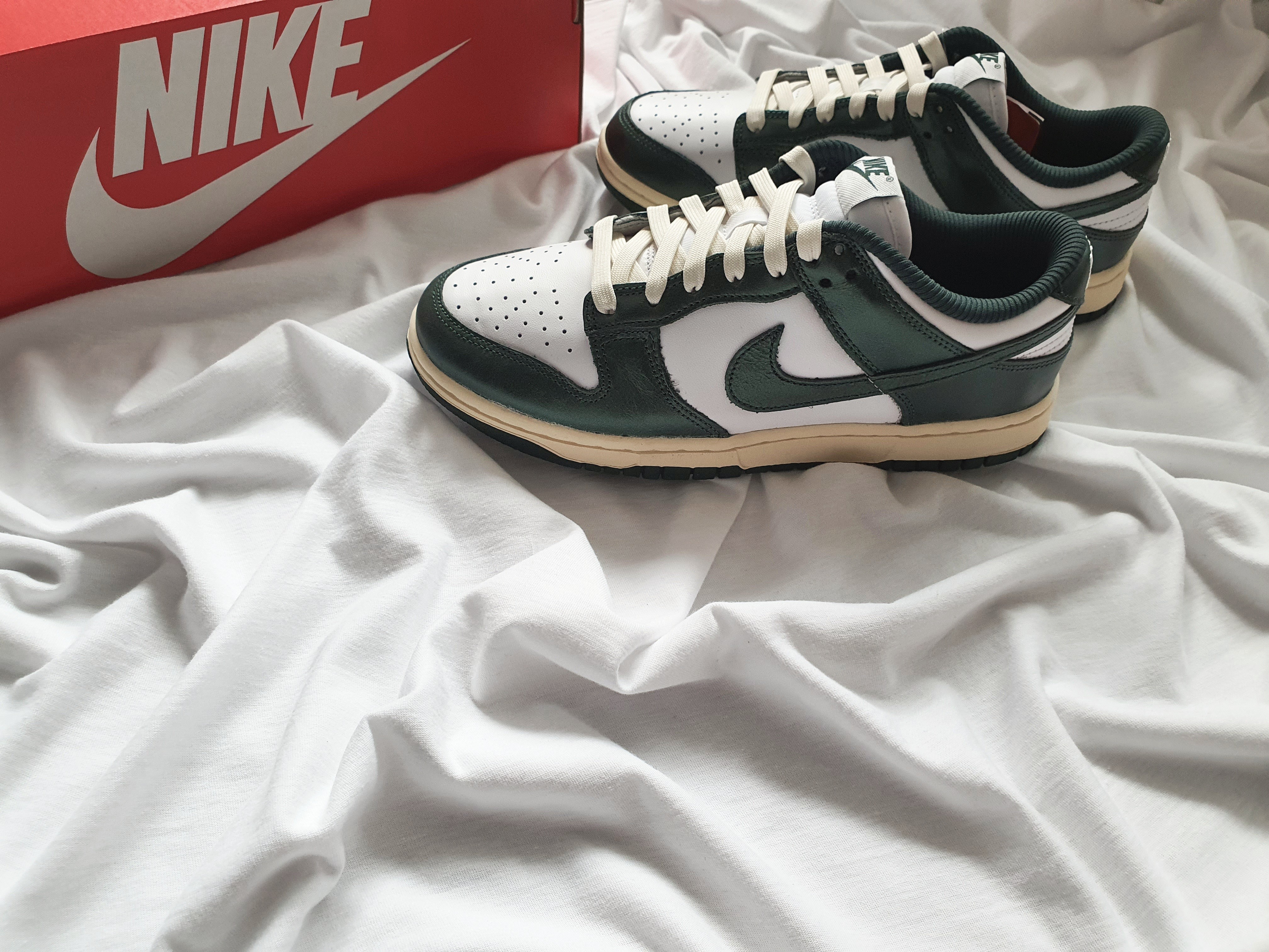 (W) Nike Dunk Low Vintage Green 착용 스타일 - 1