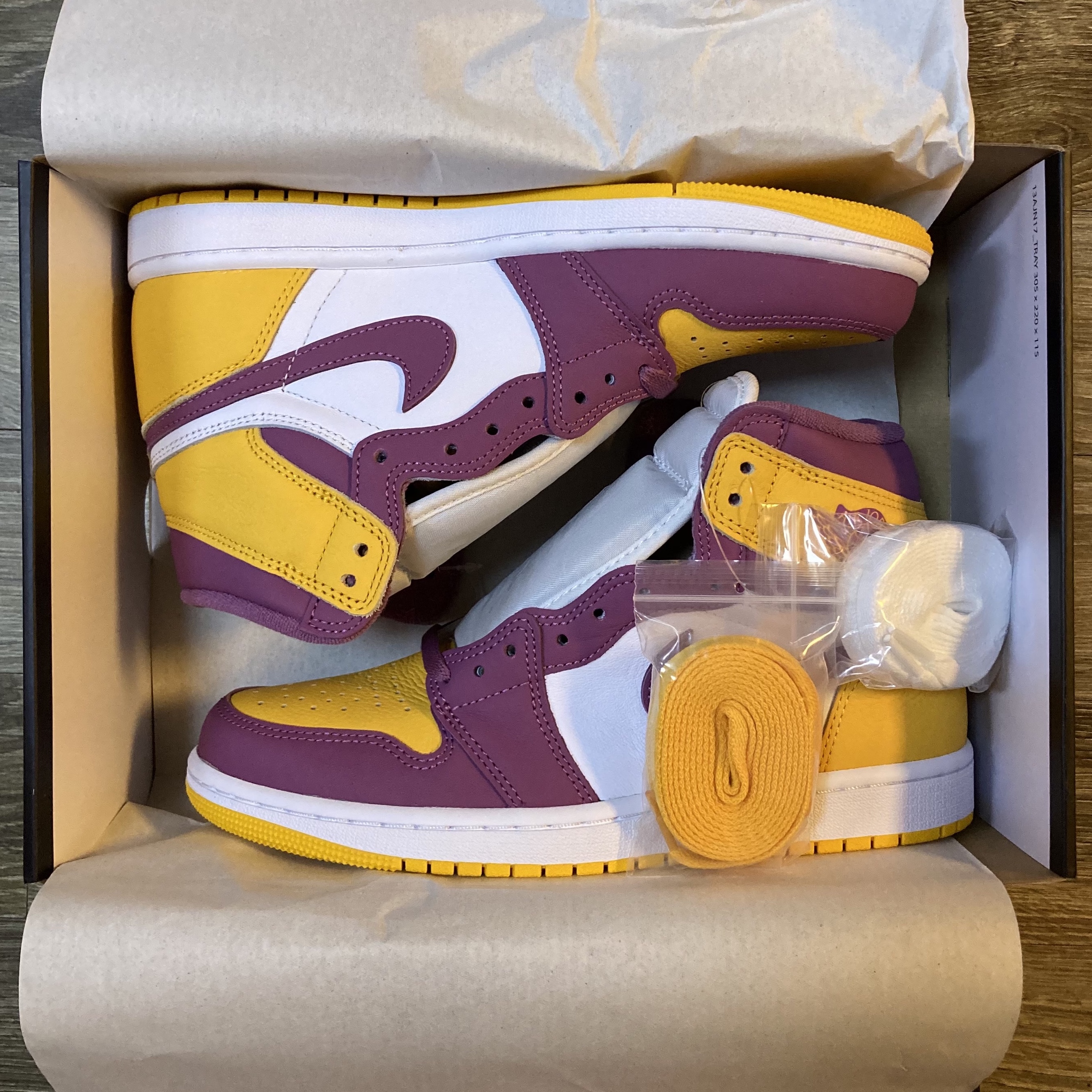 Jordan 1 Retro High OG University Gold Light Bordeaux, (GS) Jordan 1 Retro High OG University Gold Light Bordeaux 착용 스타일 - 2