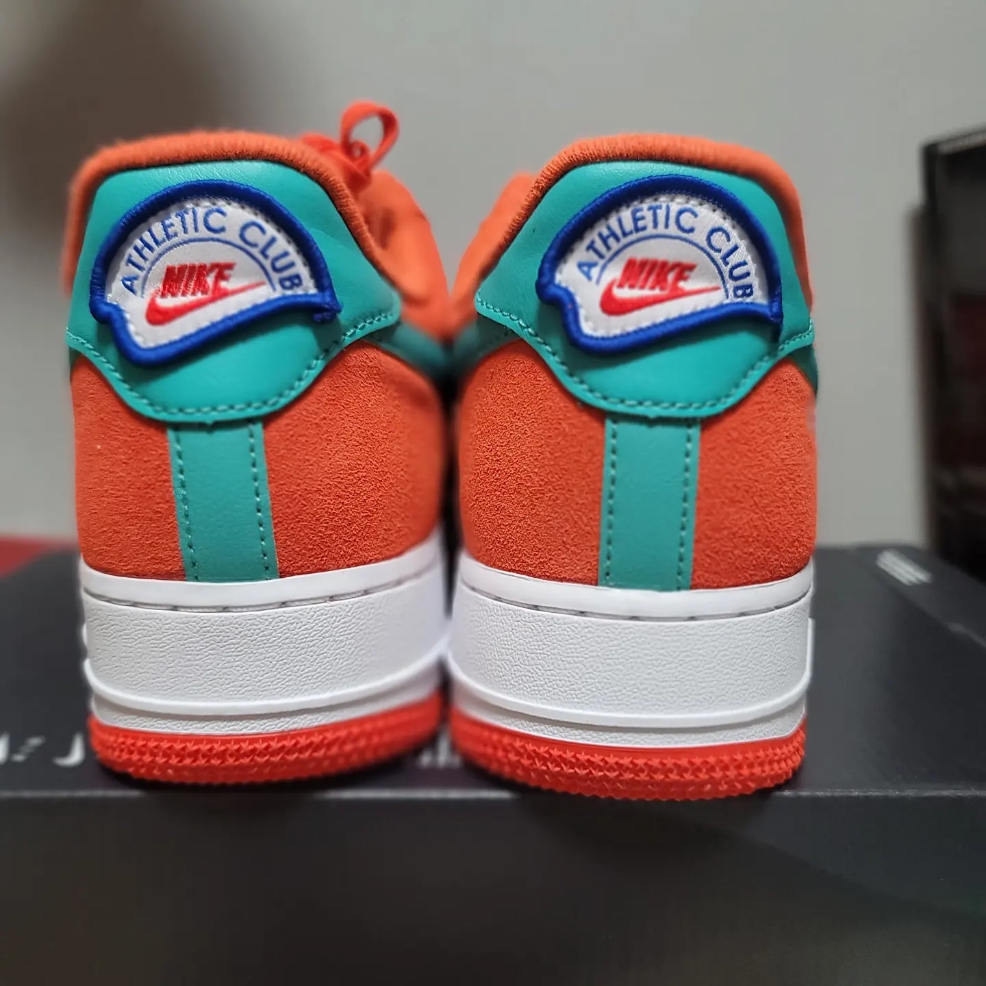 Nike Air Force 1 '07 LV8 Athletic Club Rush Orange Washed Teal 착용 스타일 - 3