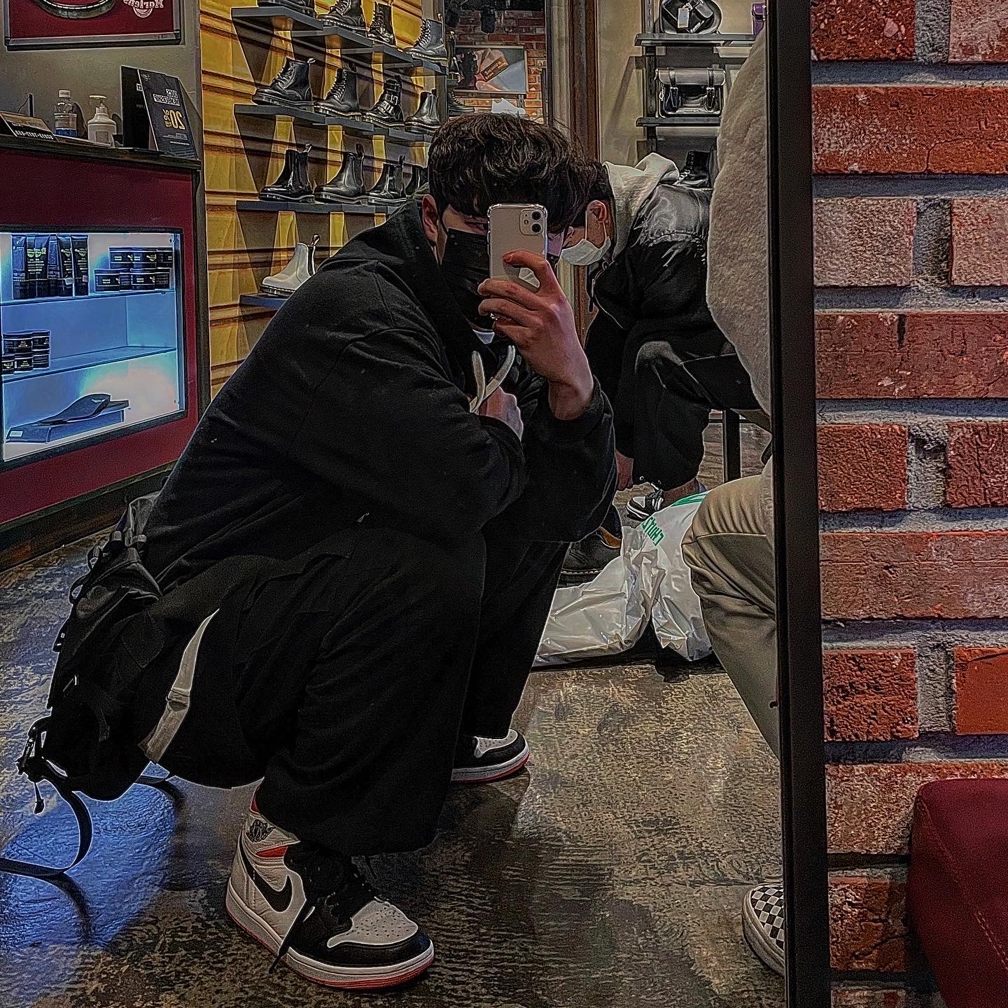 Jordan 1 Retro High OG Electro Orange 착용 스타일