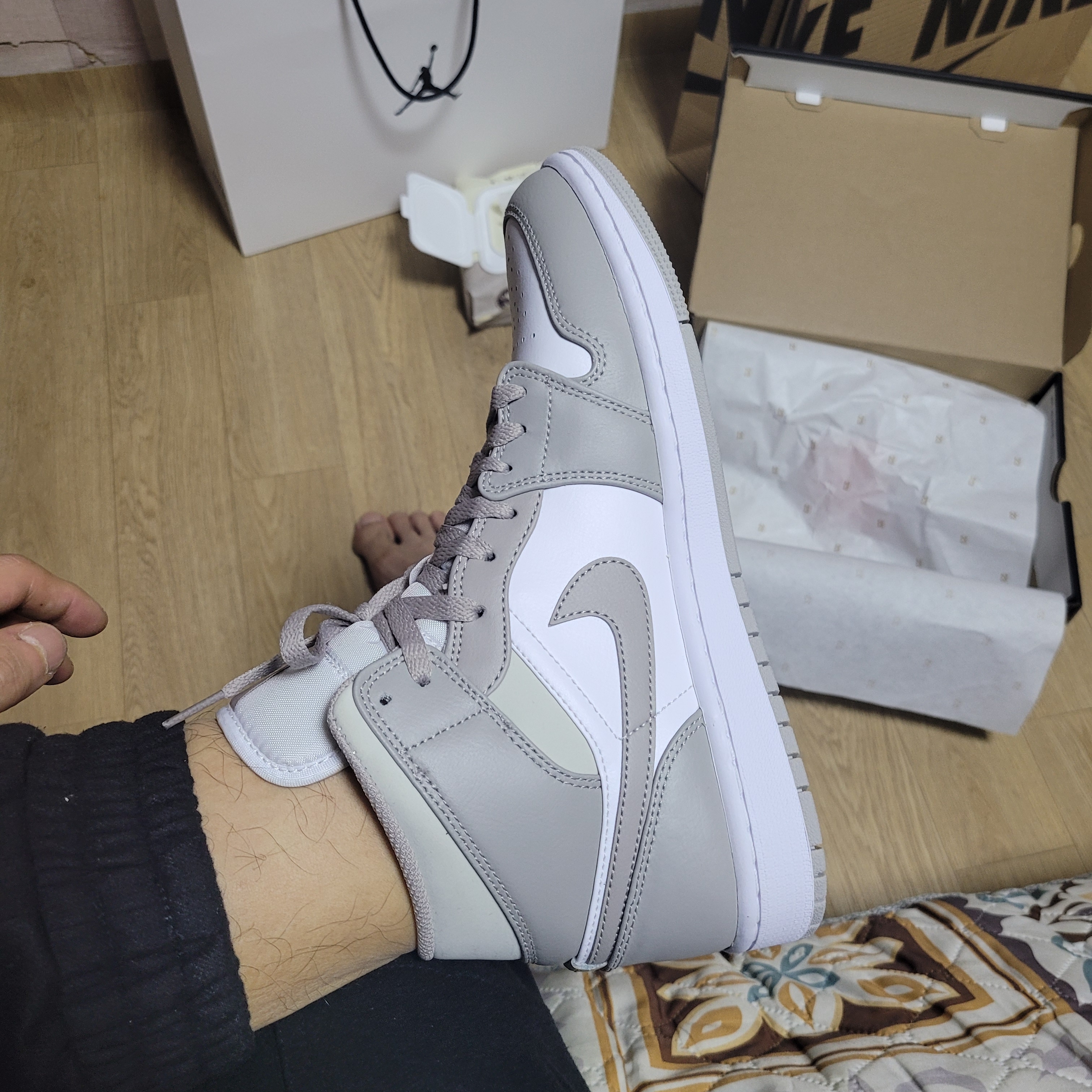 Jordan 1 Mid College Grey 착용 스타일 - 3