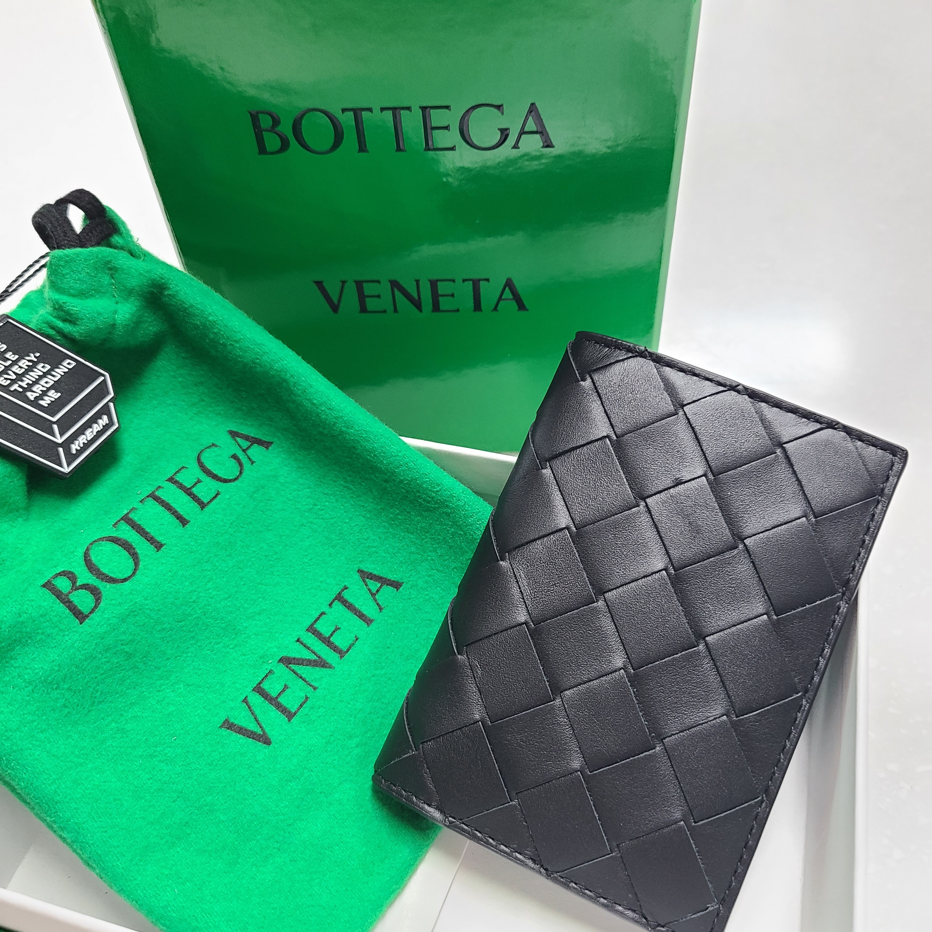 Bottega Veneta Flap Card Case Black 착용 스타일 - 2