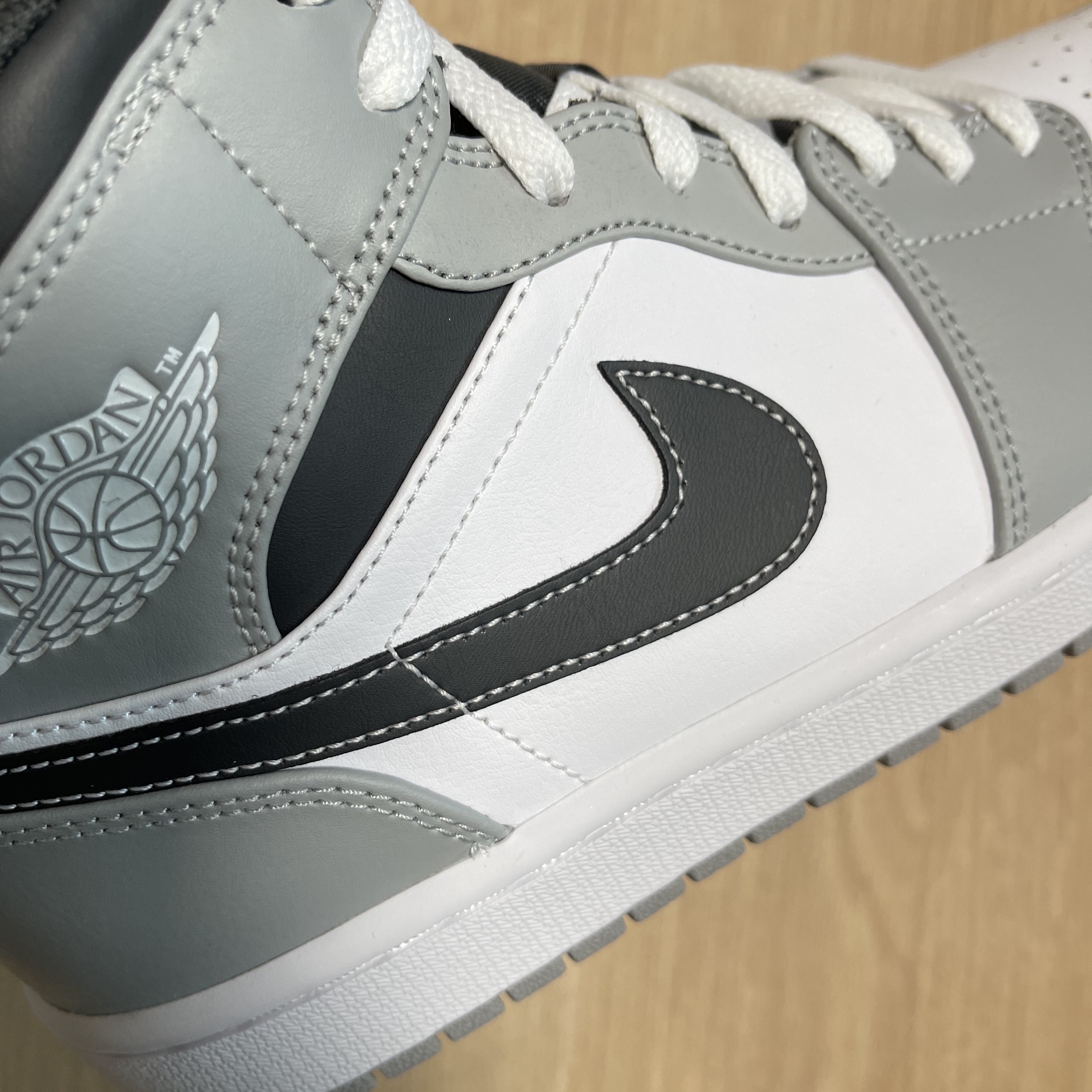 Jordan 1 Mid Light Smoke Grey Anthracite, (W) Jordan 1 Mid Grey Fog 착용 스타일 - 2
