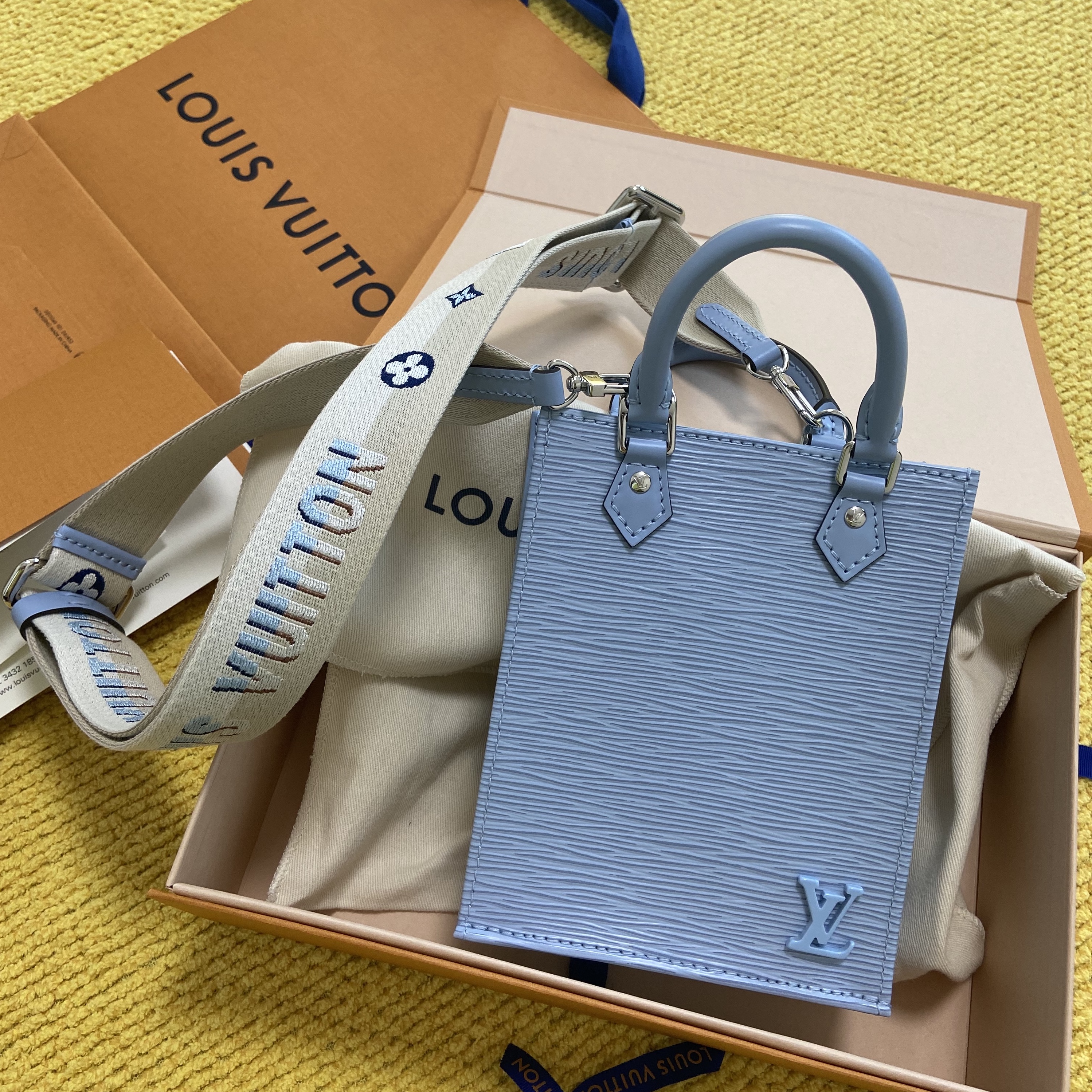 Louis Vuitton Petit Sac Plat Epi Bleu Nuage 착용 스타일