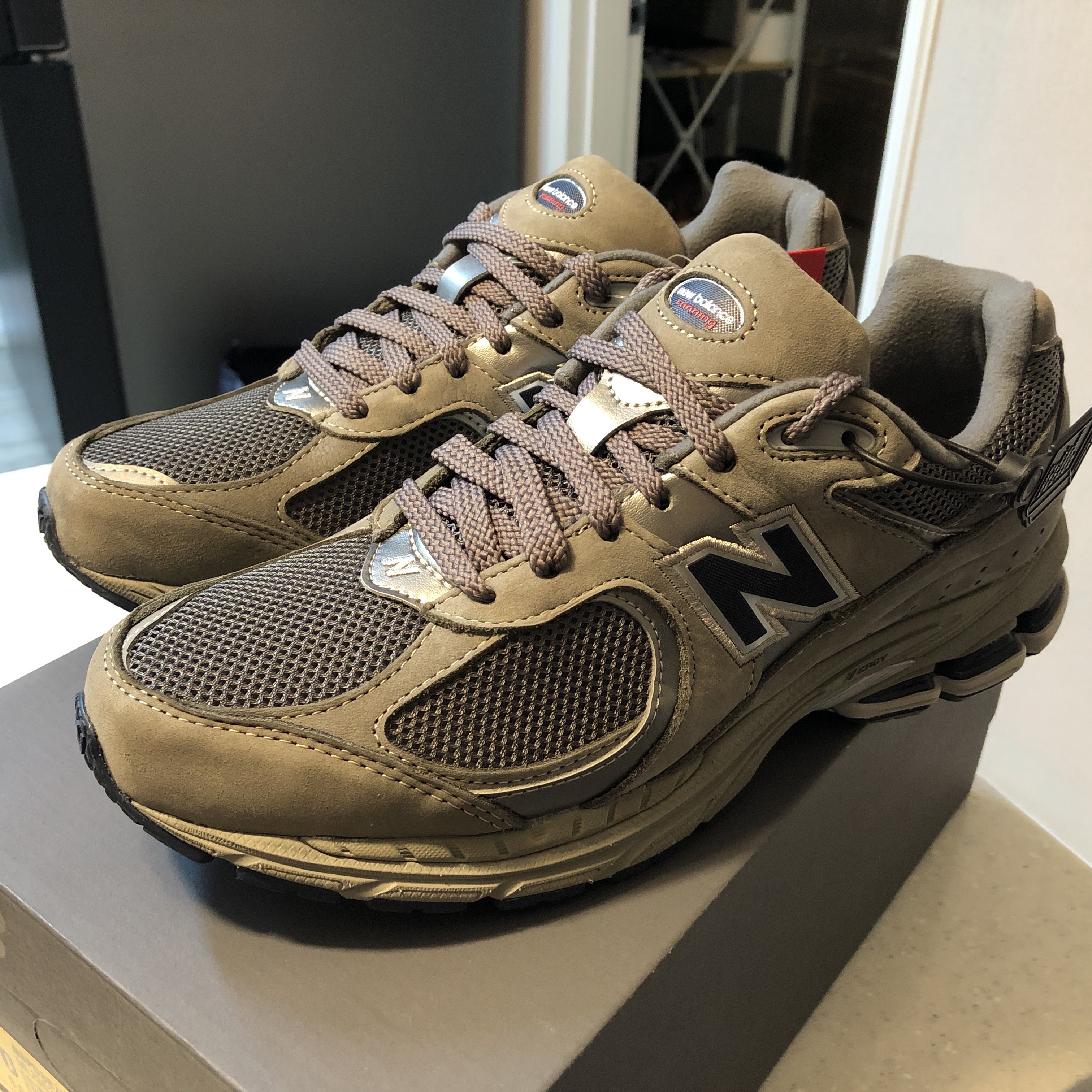 New Balance 2002R Gray 착용 스타일 - 3