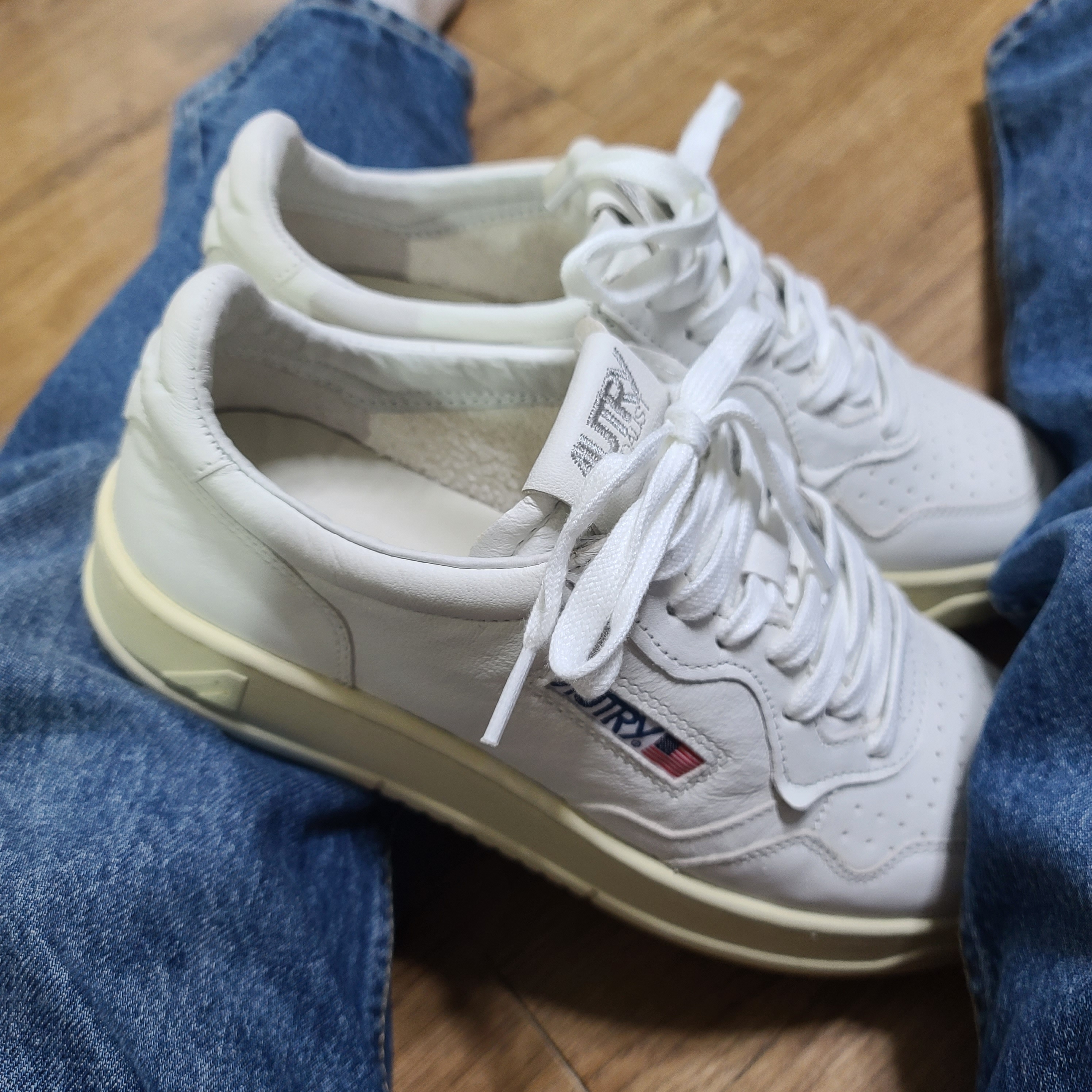Autry Medalist Low Goatskin Sneakers White 착용 스타일 - 2