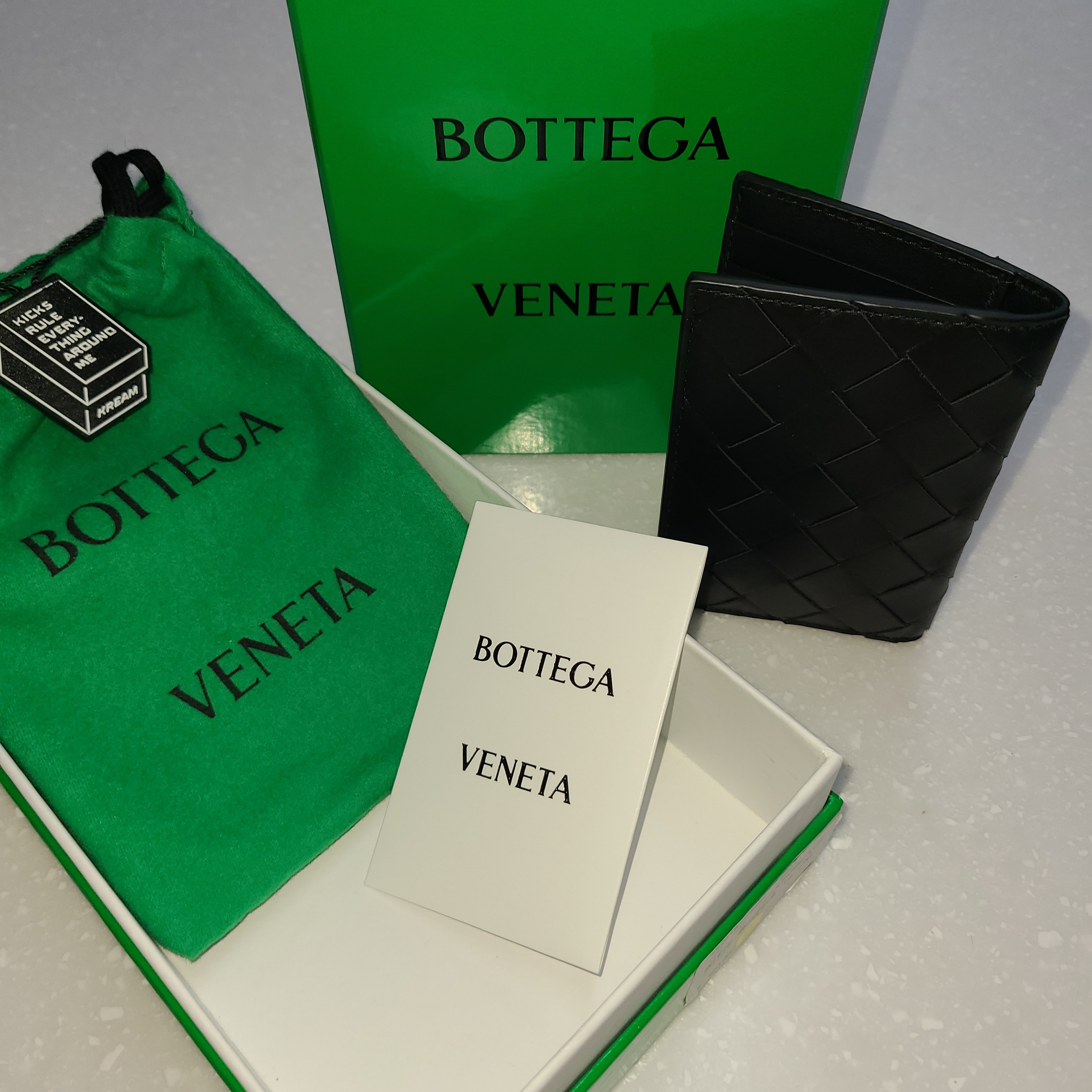 Bottega Veneta Flap Card Case Black 착용 스타일 - 4