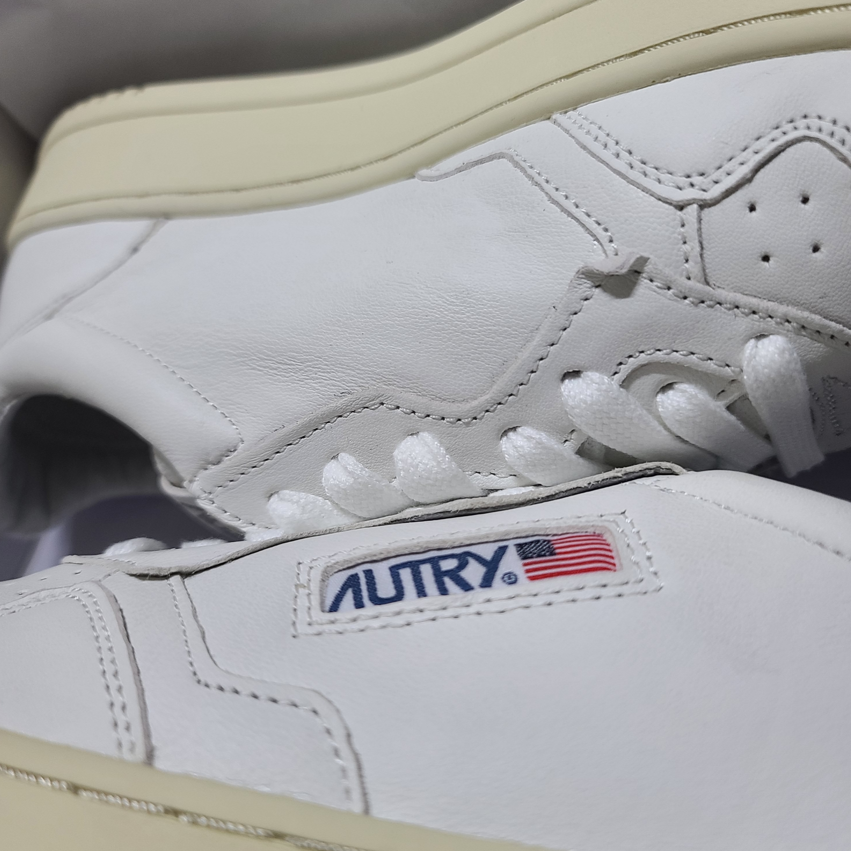 Autry Medalist Low Goatskin Sneakers White 착용 스타일 - 1