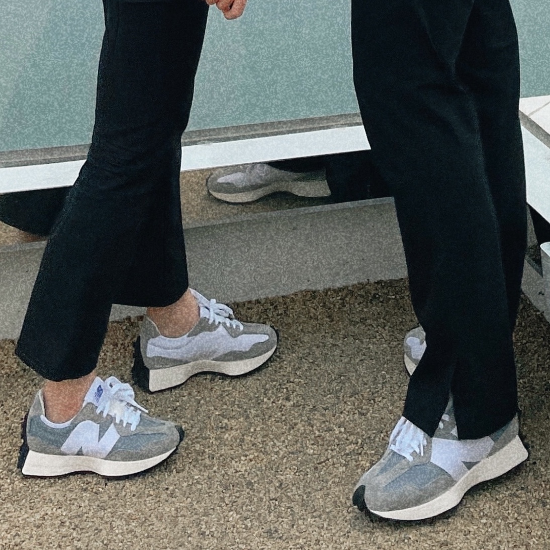 New Balance 327 Grey 착용 스타일 - 2