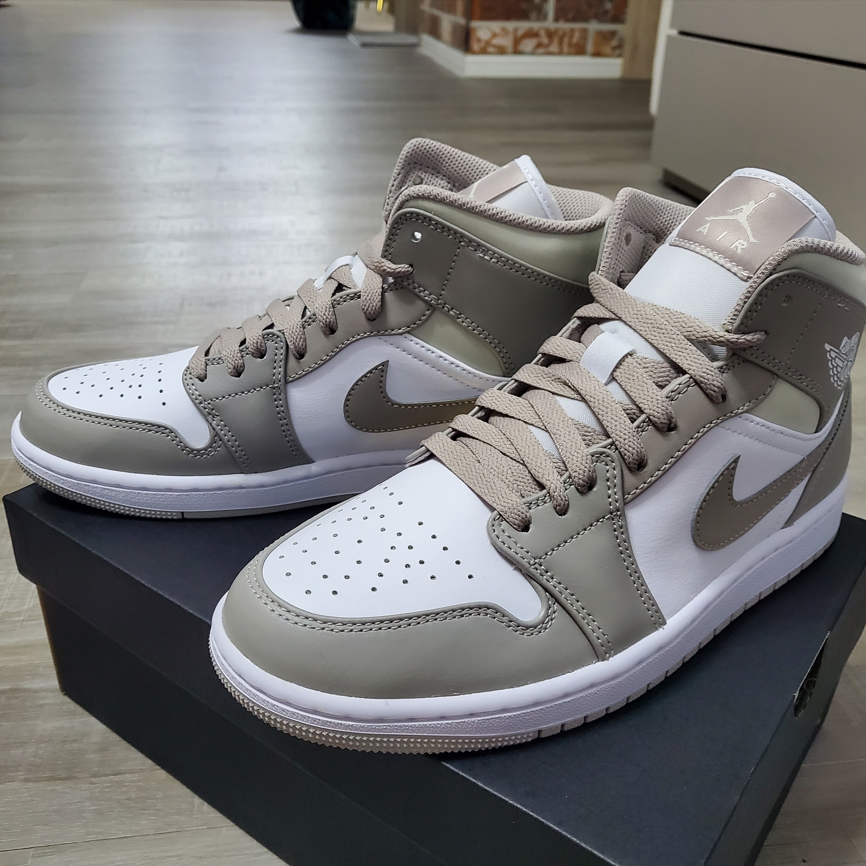 Jordan 1 Mid College Grey 착용 스타일 - 1
