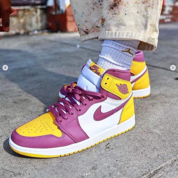 Jordan 1 Retro High OG University Gold Light Bordeaux, (GS) Jordan 1 Retro High OG University Gold Light Bordeaux 착용 스타일 - 5