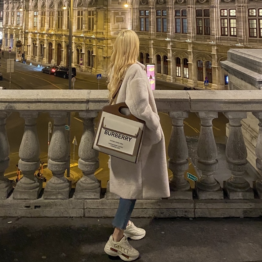 Burberry Mini Two-Tone Canvas and Leather Pocket Bag Natural Malt Brown, (W) Gucci Rhyton Leather Sneakers Logo 착용 스타일 - 1