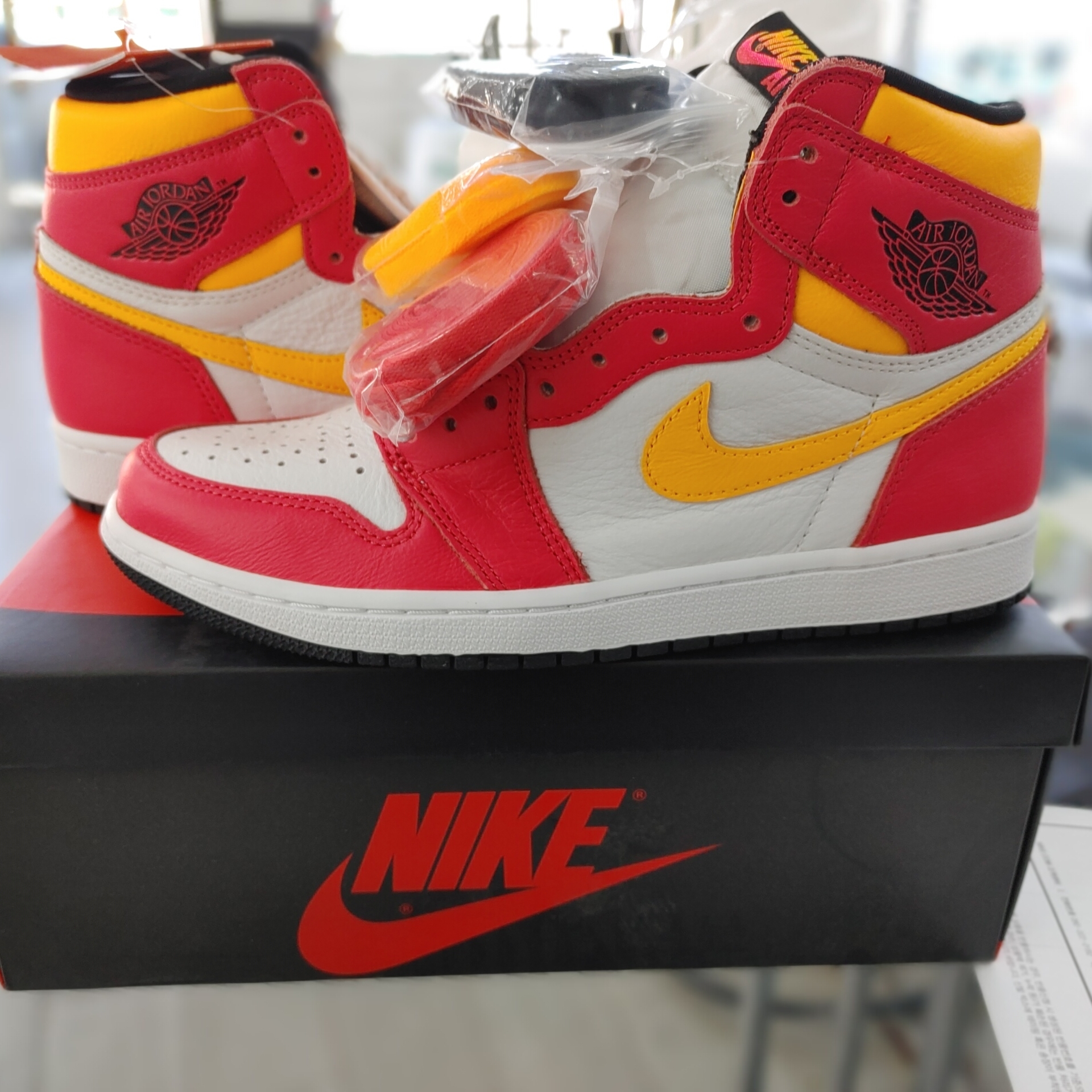 Jordan 1 Retro High OG Light Fusion Red 착용 스타일 - 3