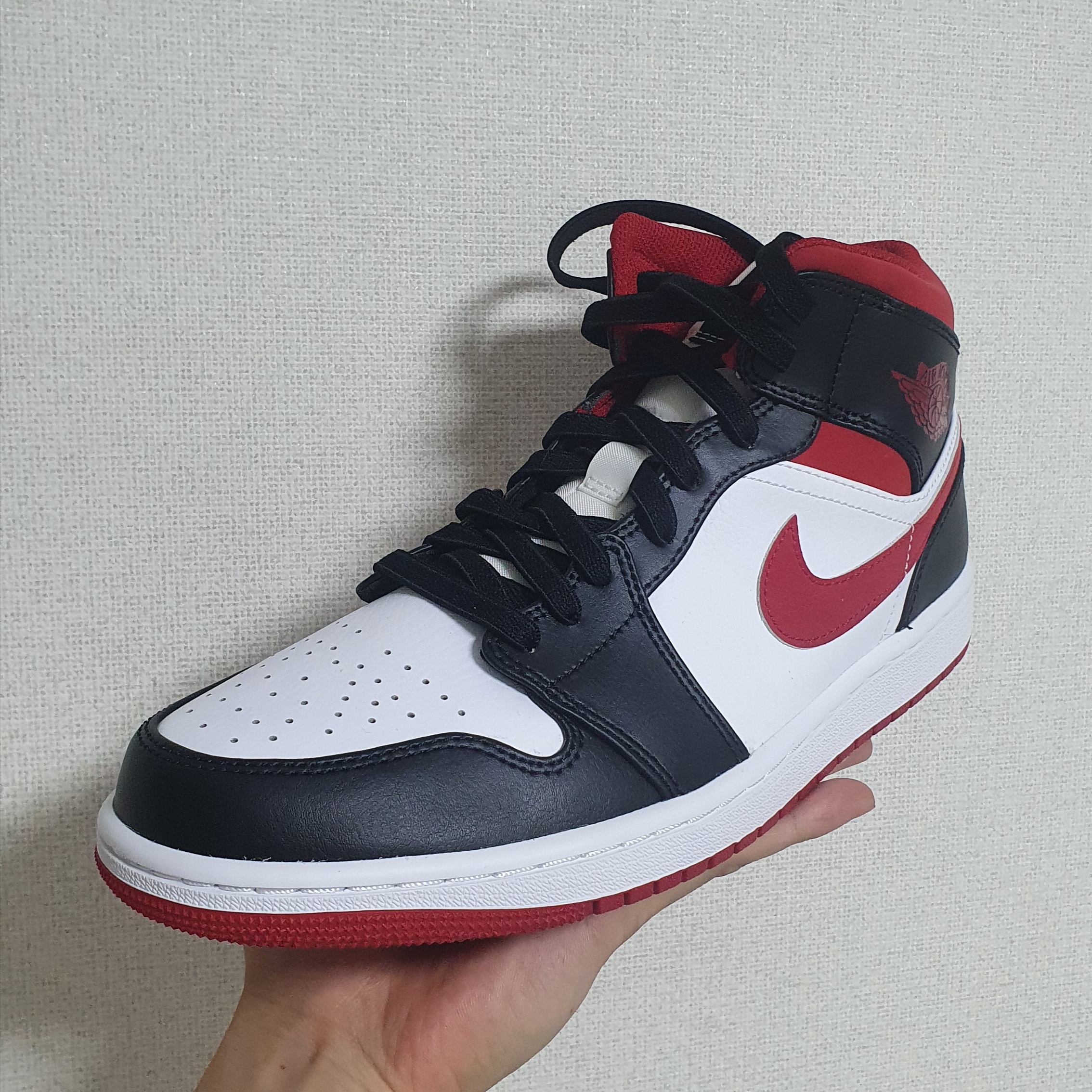 Jordan 1 Mid Gym Red Black White 착용 스타일