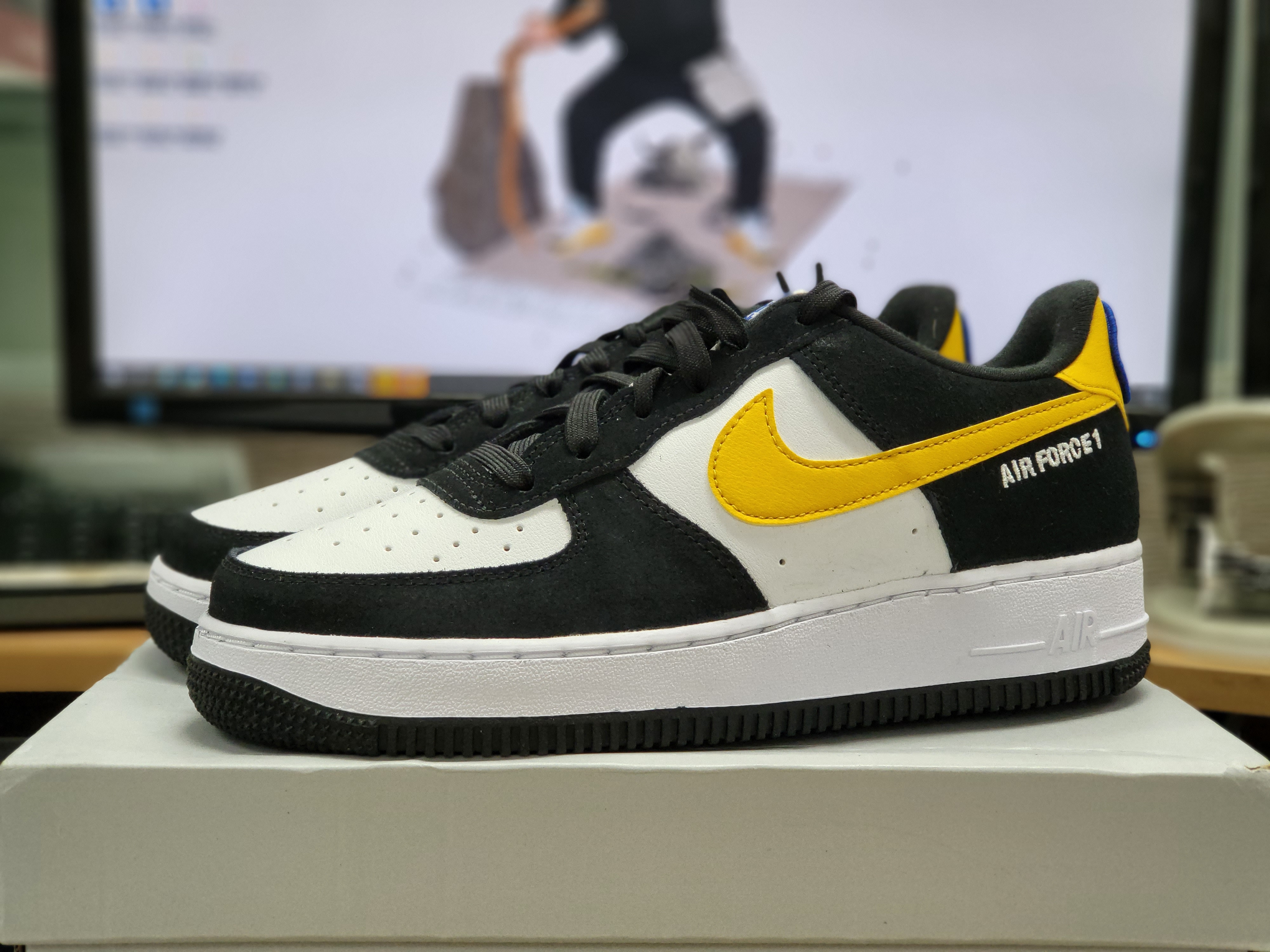 (GS) Nike Air Force 1 LV8 Athletic Club Black Dark Sulfur 착용 스타일
