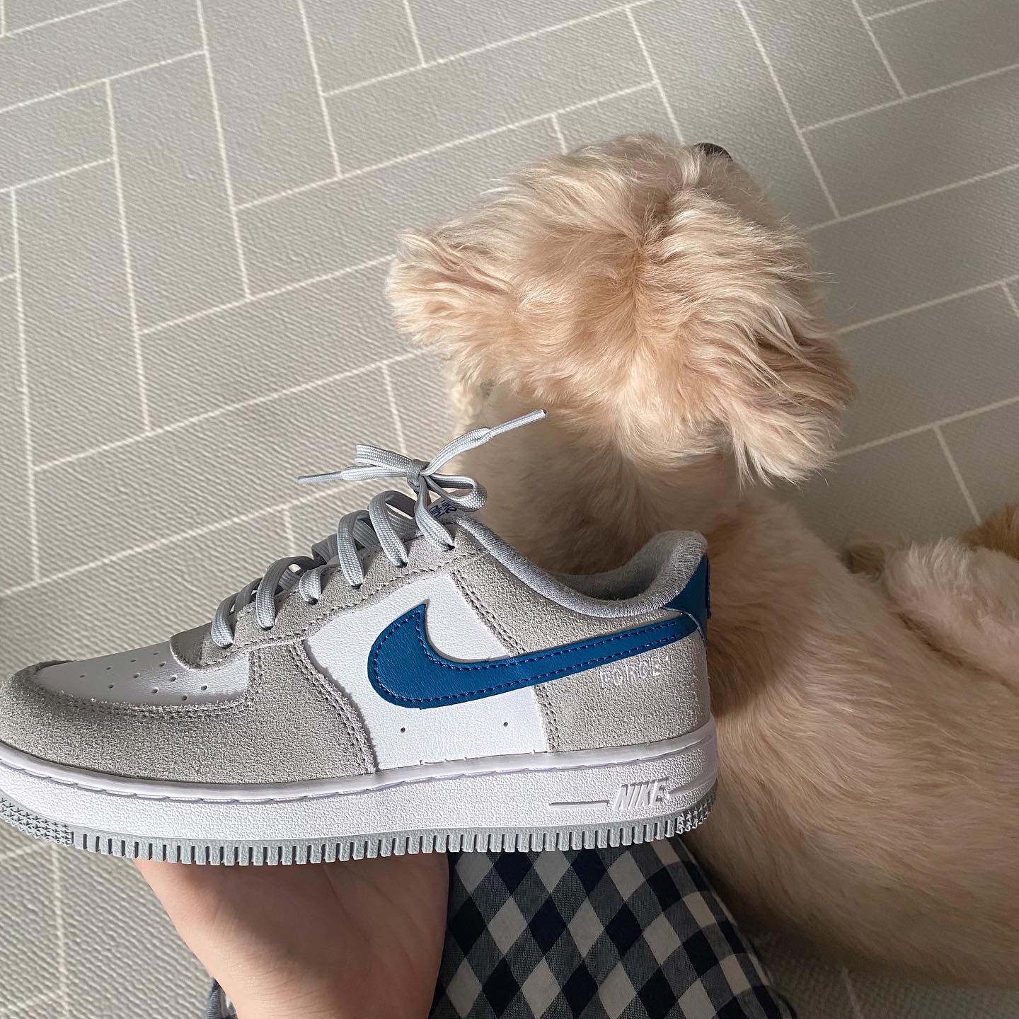 (PS) Nike Air Force 1 LV8 Athletic Club Light Smoke Grey Marina 착용 스타일 - 2