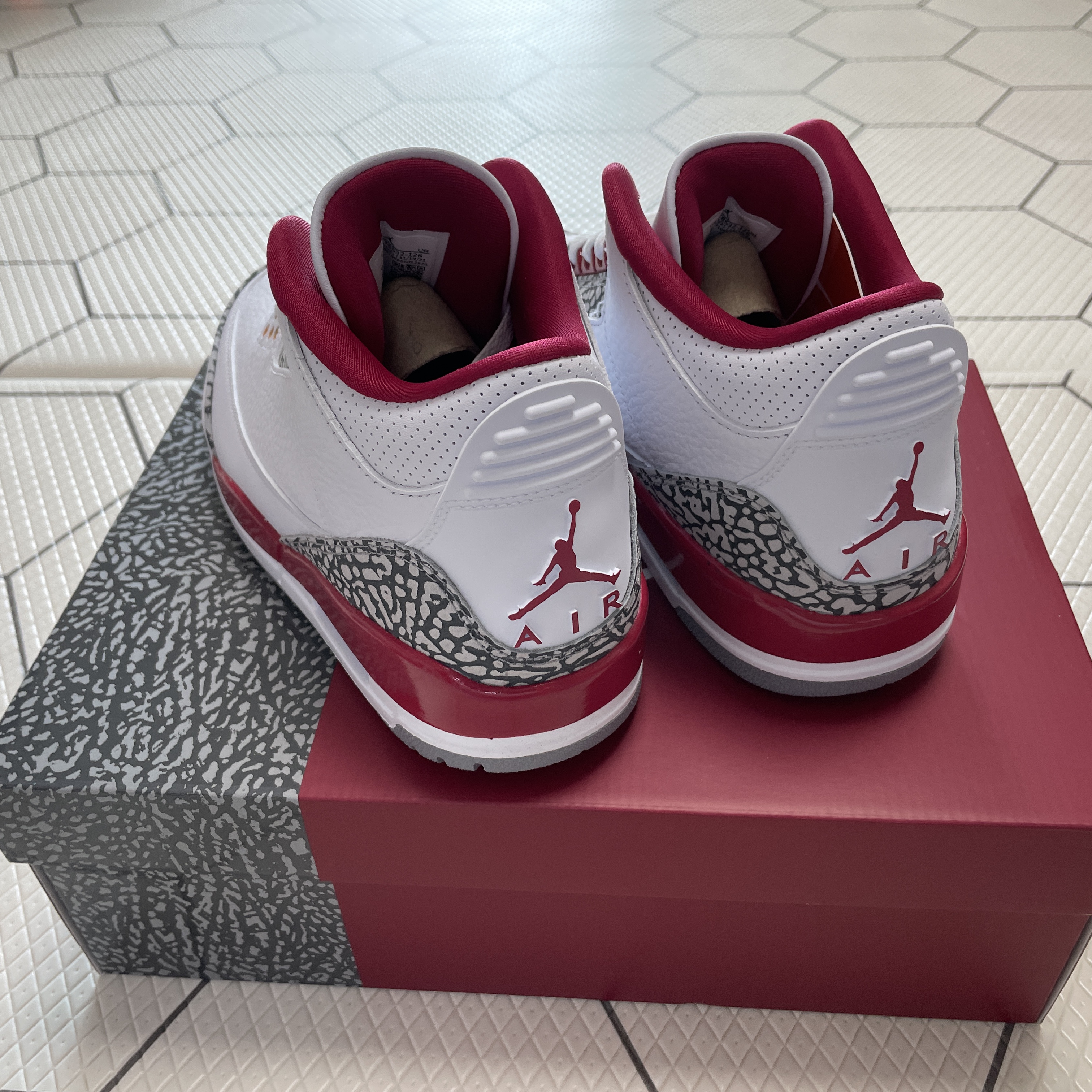 Jordan 3 Retro Cardinal Red, Nike Dunk Low Retro Wolf Grey 착용 스타일 - 3