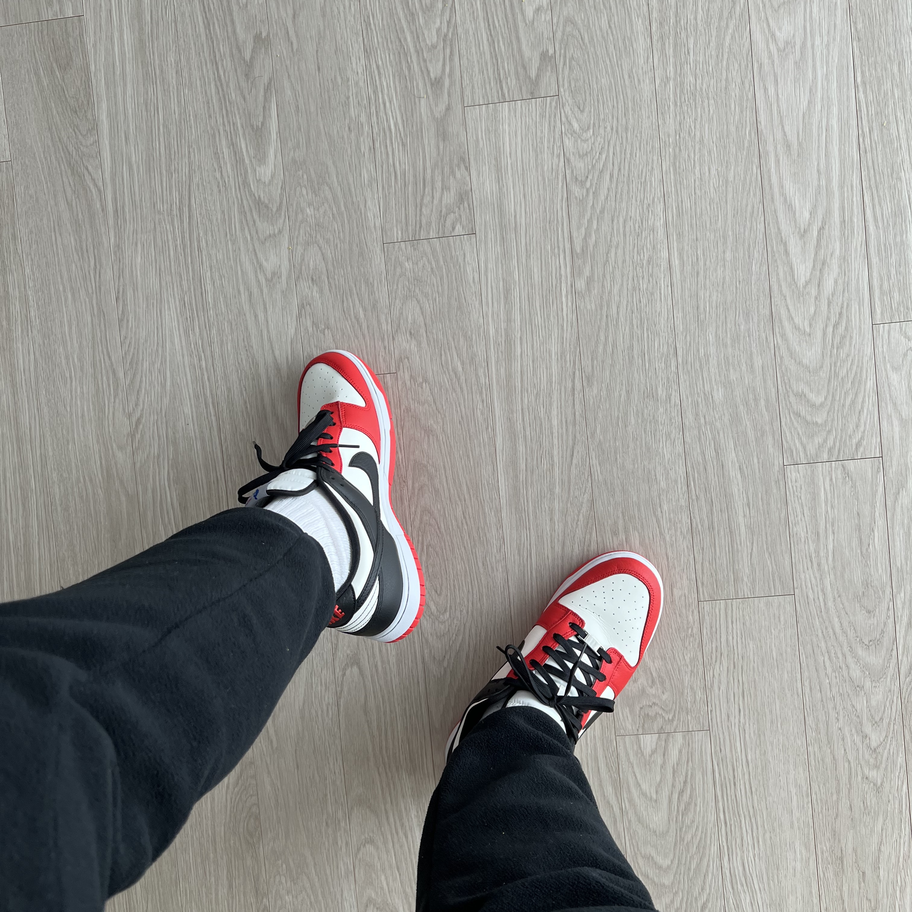Nike x NBA Dunk Low Retro EMB Black and Chile Red 착용 스타일