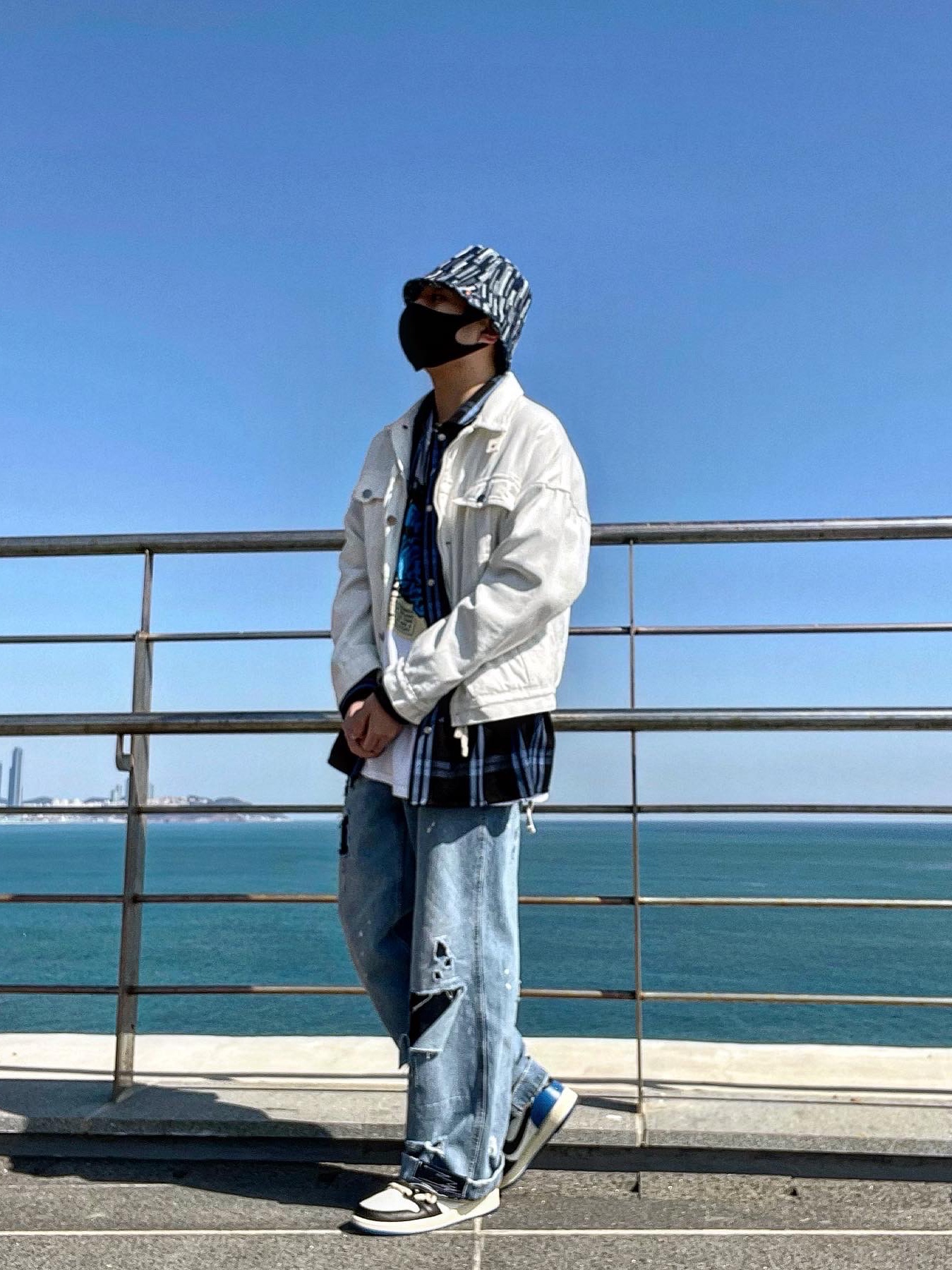Jordan 1 x Travis Scott x Fragment Retro Low OG SP Military Blue, Zara x Ader Error Patchwork Jeans Blue 착용 스타일 - 1