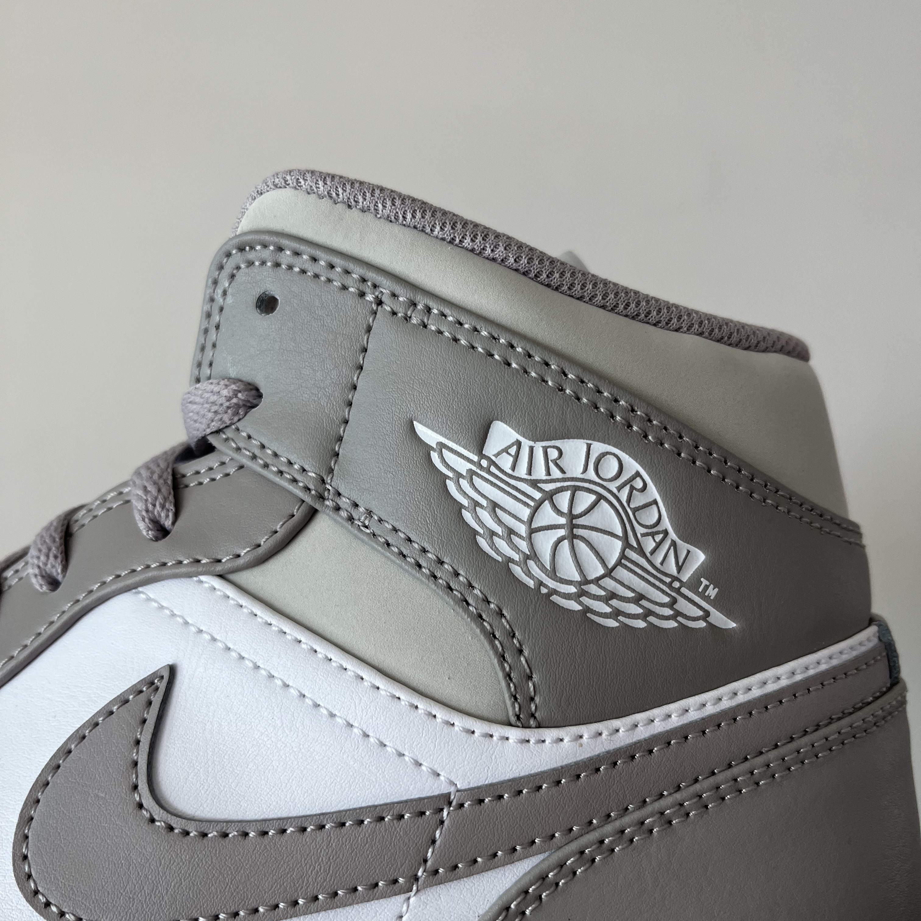 Jordan 1 Mid College Grey 착용 스타일 - 3