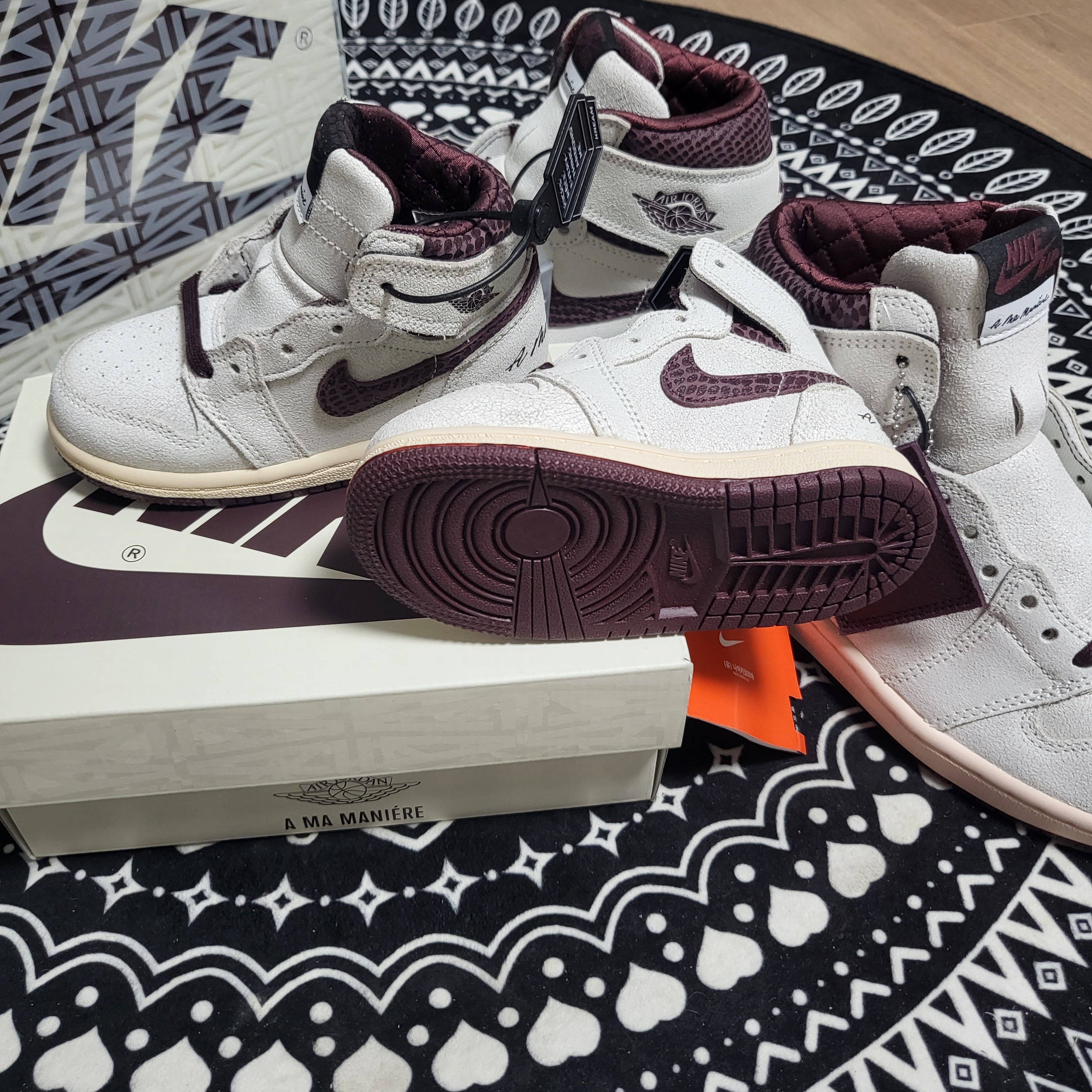(TD) Jordan 1 x A Ma Maniere Retro High OG SP Burgundy and Sail, Jordan 1 x A Ma Maniere Retro High OG SP Sail and Burgundy 착용 스타일 - 4