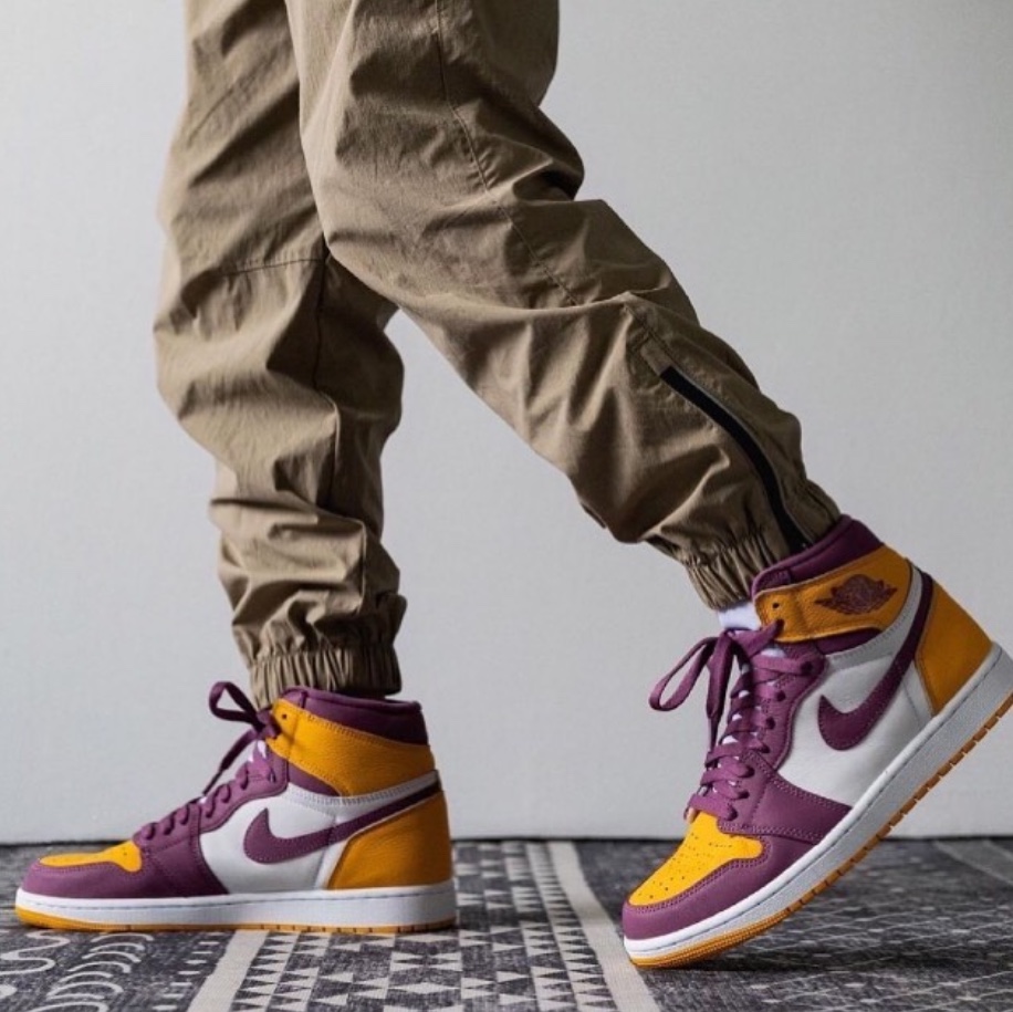 Jordan 1 Retro High OG University Gold Light Bordeaux, (GS) Jordan 1 Retro High OG University Gold Light Bordeaux 착용 스타일 - 1