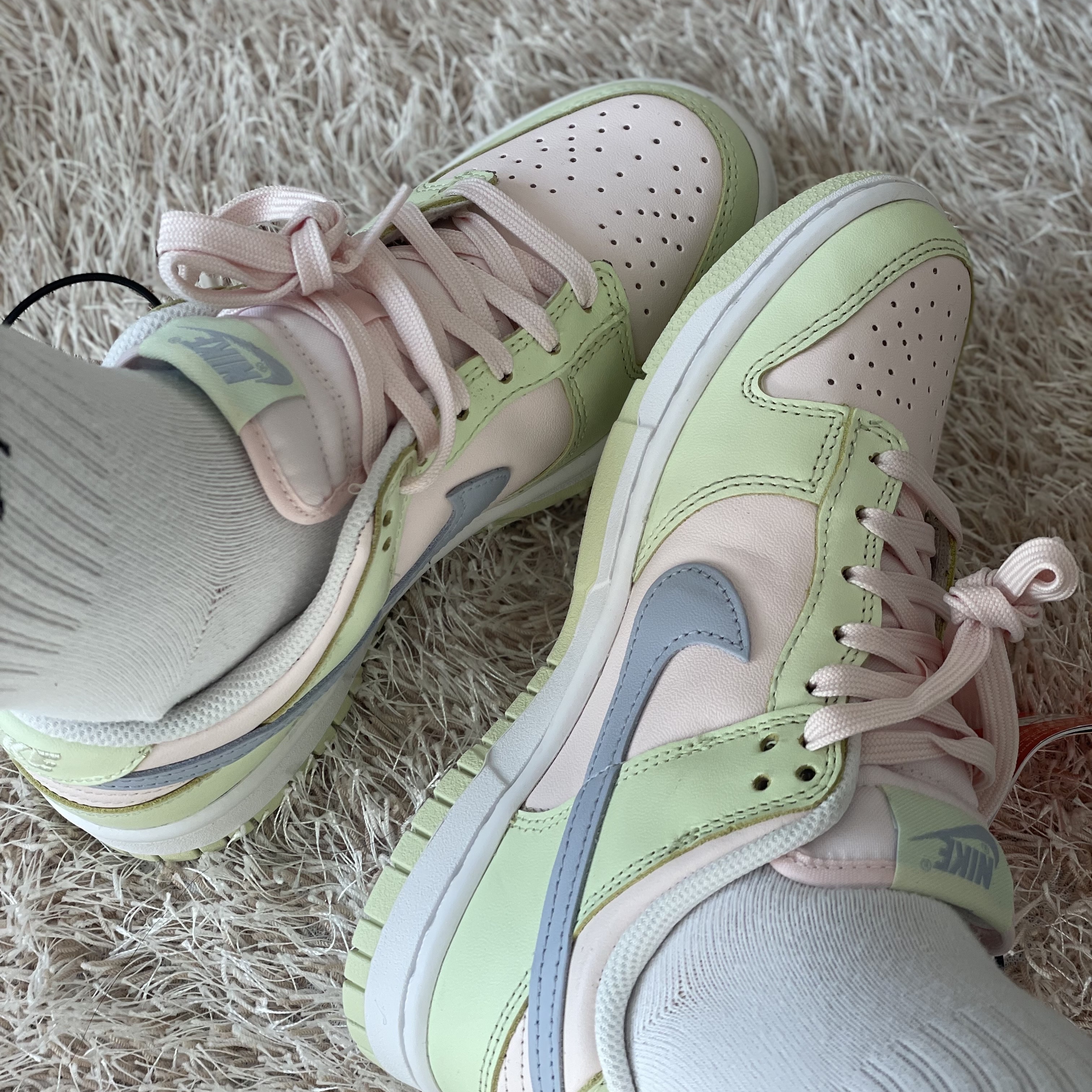 (W) Nike Dunk Low Light Soft Pink 착용 스타일 - 1