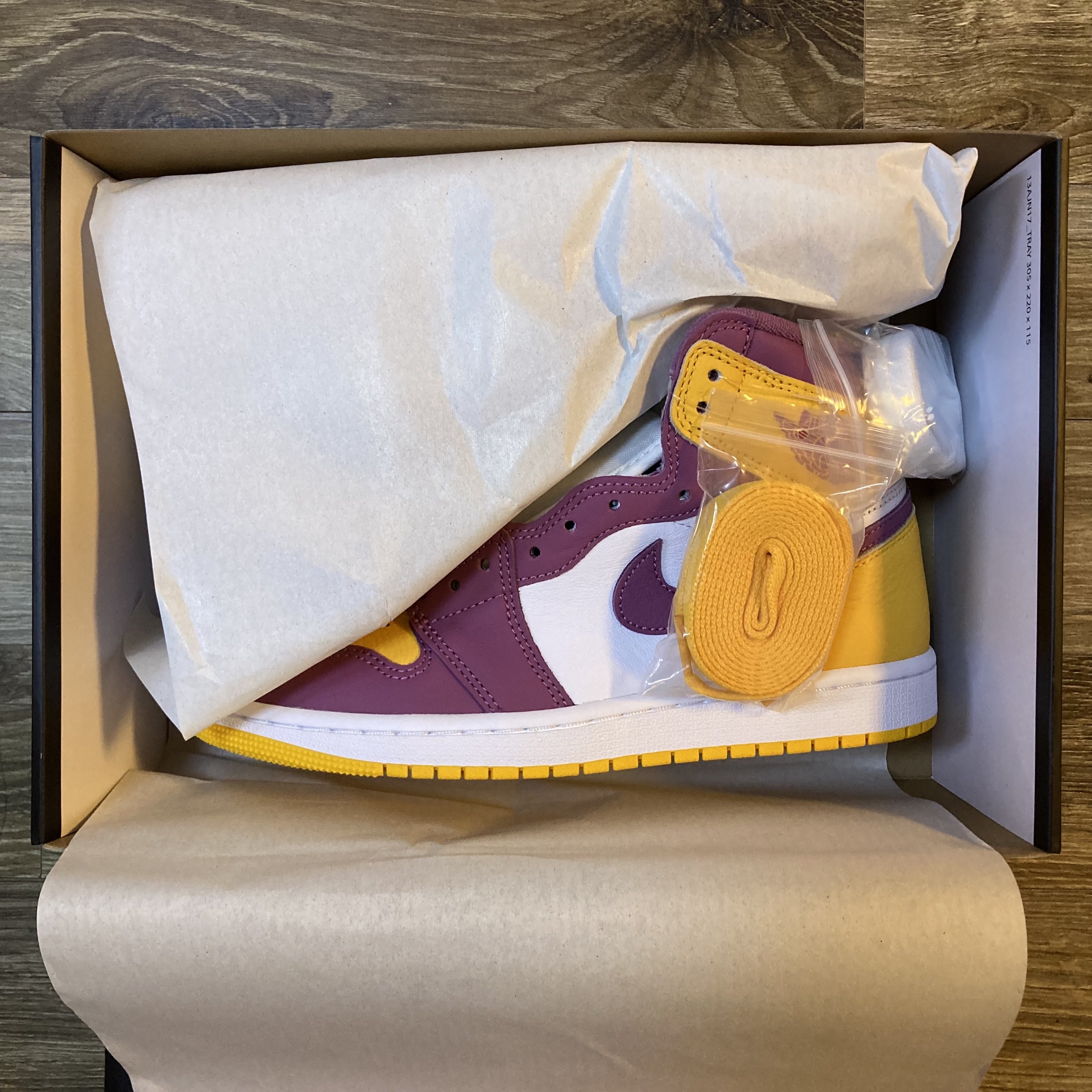 Jordan 1 Retro High OG University Gold Light Bordeaux, (GS) Jordan 1 Retro High OG University Gold Light Bordeaux 착용 스타일 - 3