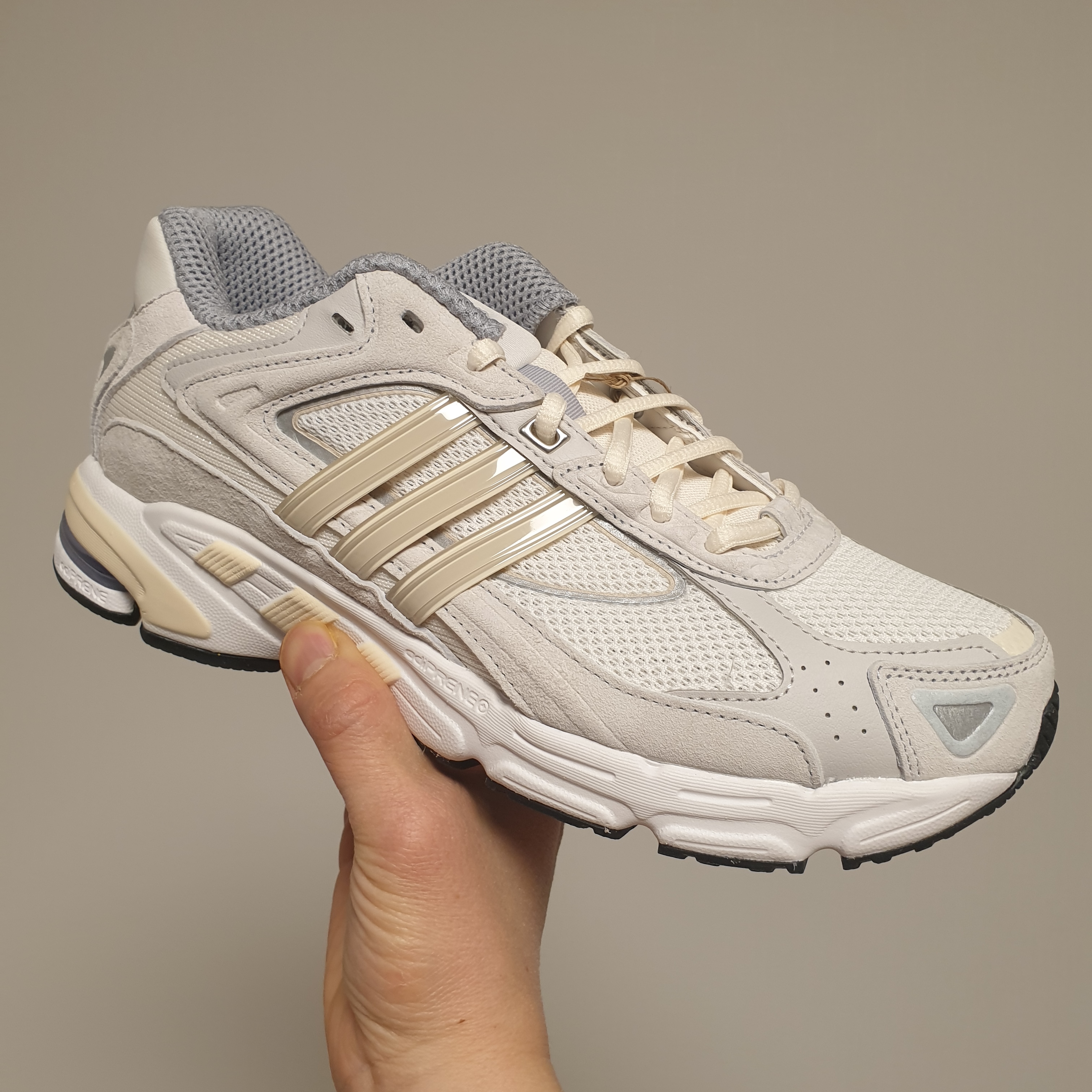 Adidas x Bad Bunny Response CL White Sand 착용 스타일 - 1