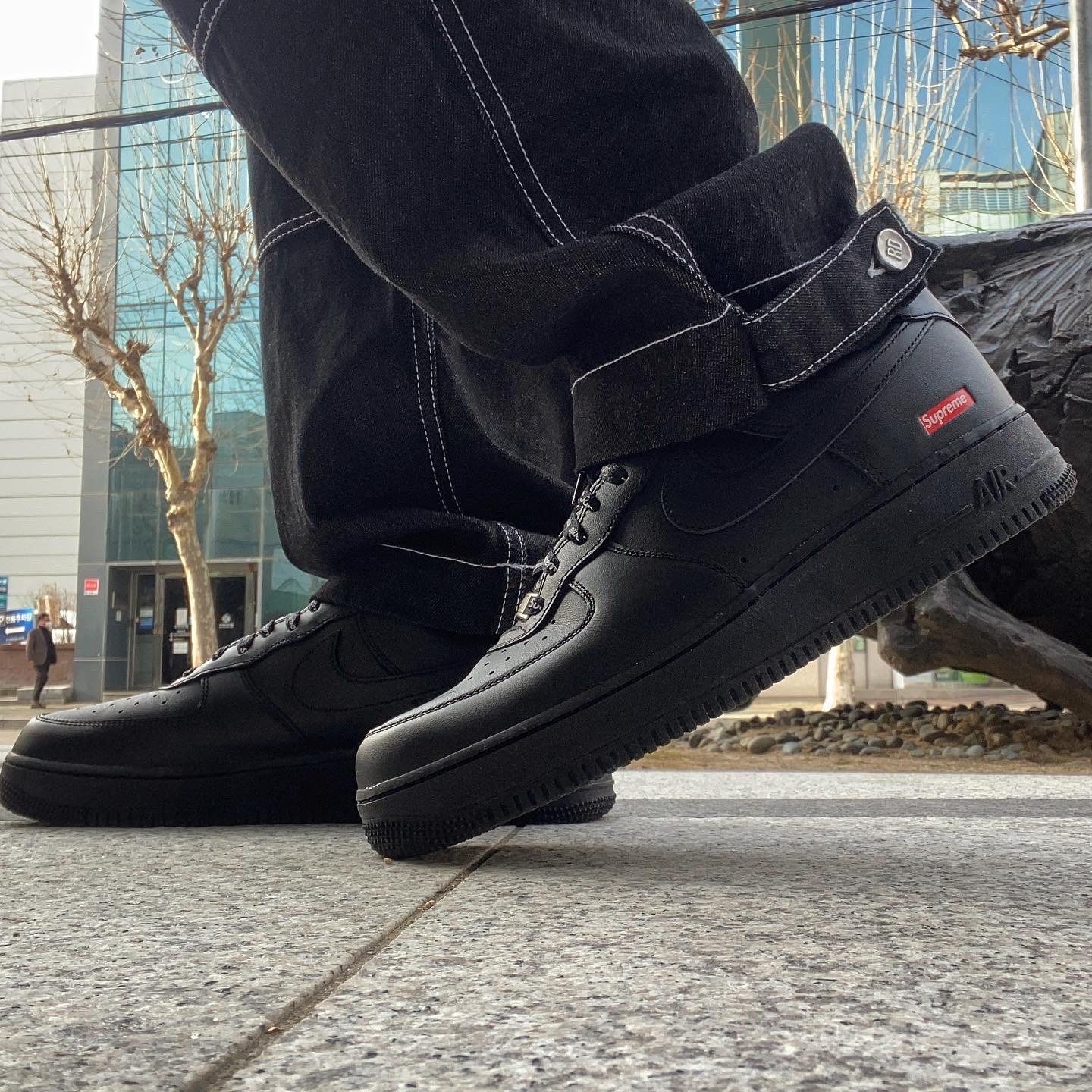 Nike x Supreme Air Force 1 Low Black 착용 스타일 - 4