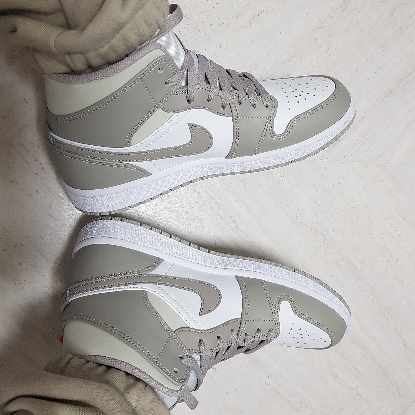 Jordan 1 Mid College Grey 착용 스타일 - 3
