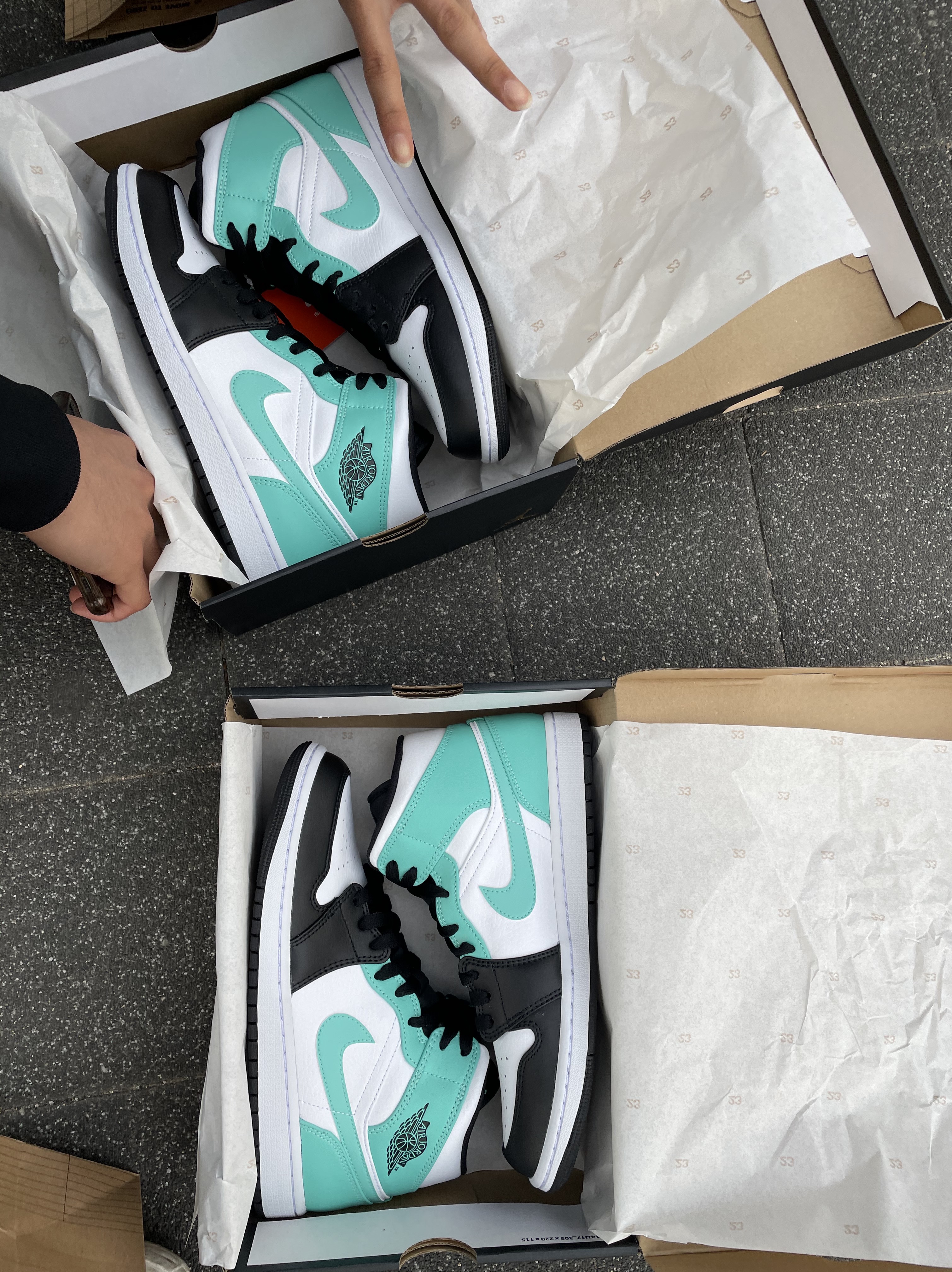 Jordan 1 Mid Tropical Twist 착용 스타일