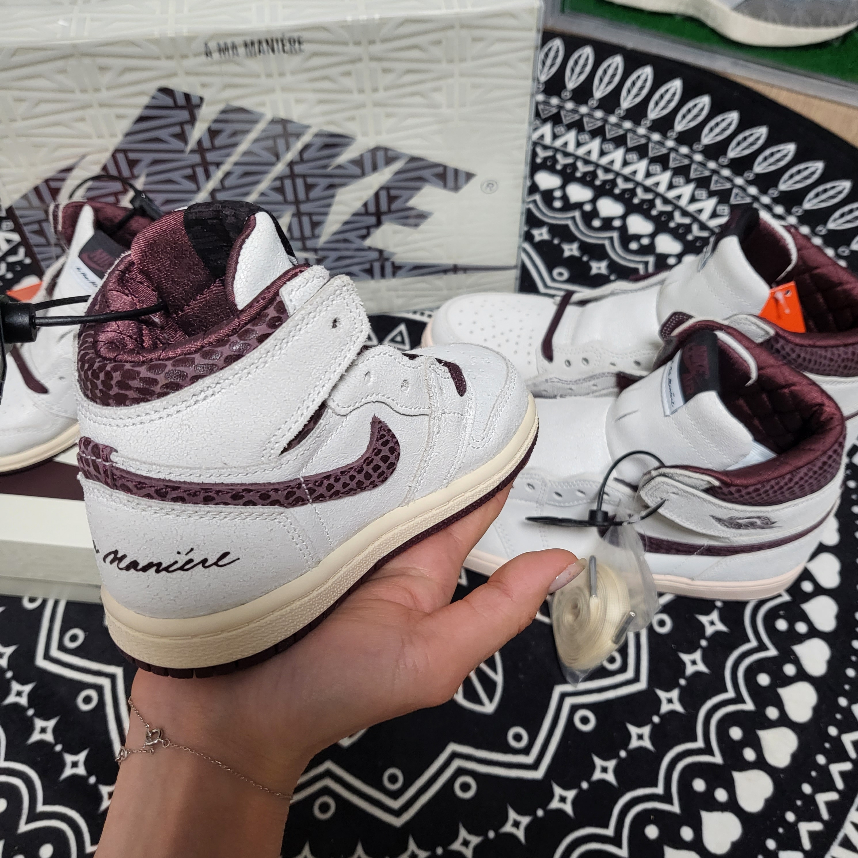 (TD) Jordan 1 x A Ma Maniere Retro High OG SP Burgundy and Sail, Jordan 1 x A Ma Maniere Retro High OG SP Sail and Burgundy 착용 스타일 - 1
