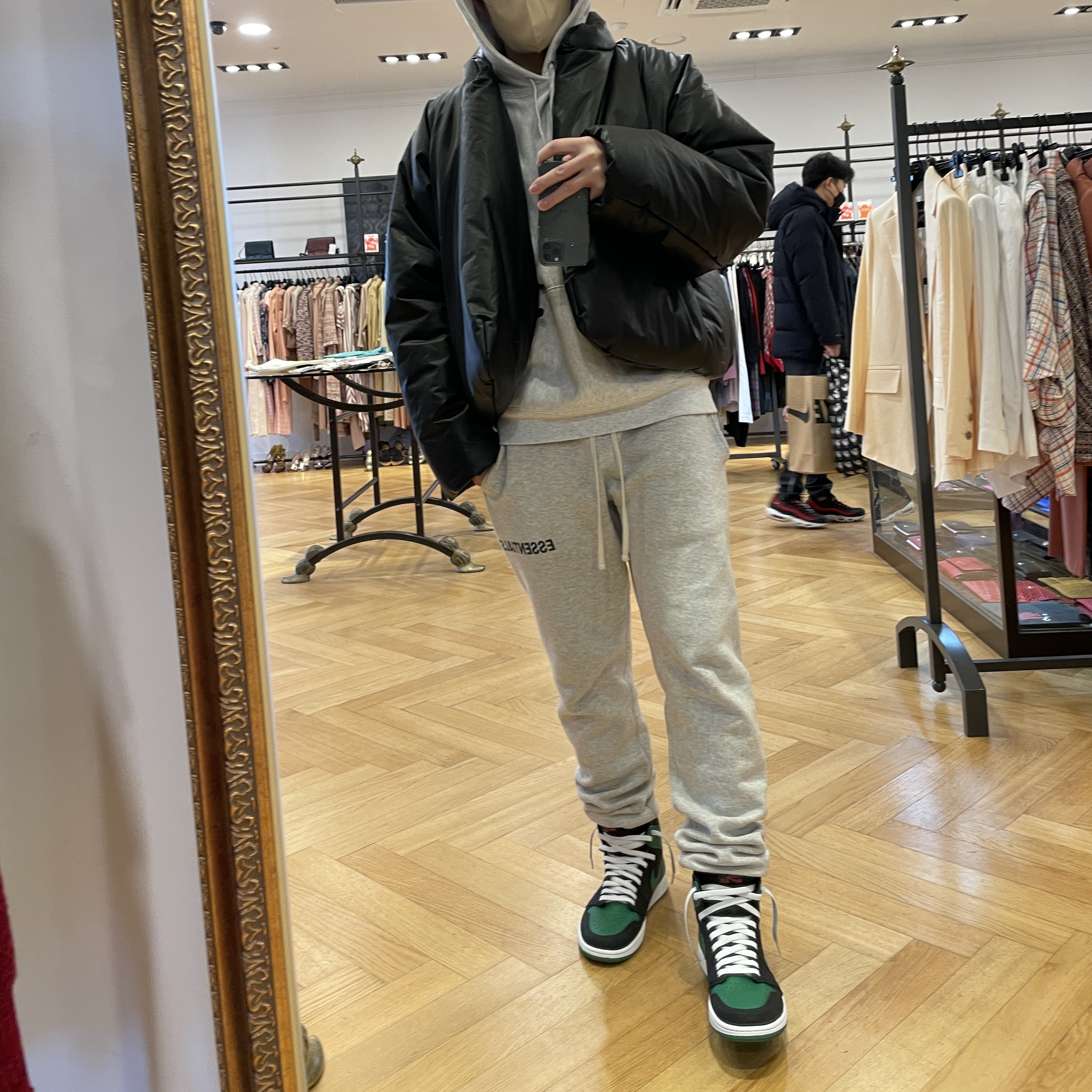 Jordan 1 Retro High OG Pine Green Black, Yeezy Gap Round Jacket Black 착용 스타일 - 1
