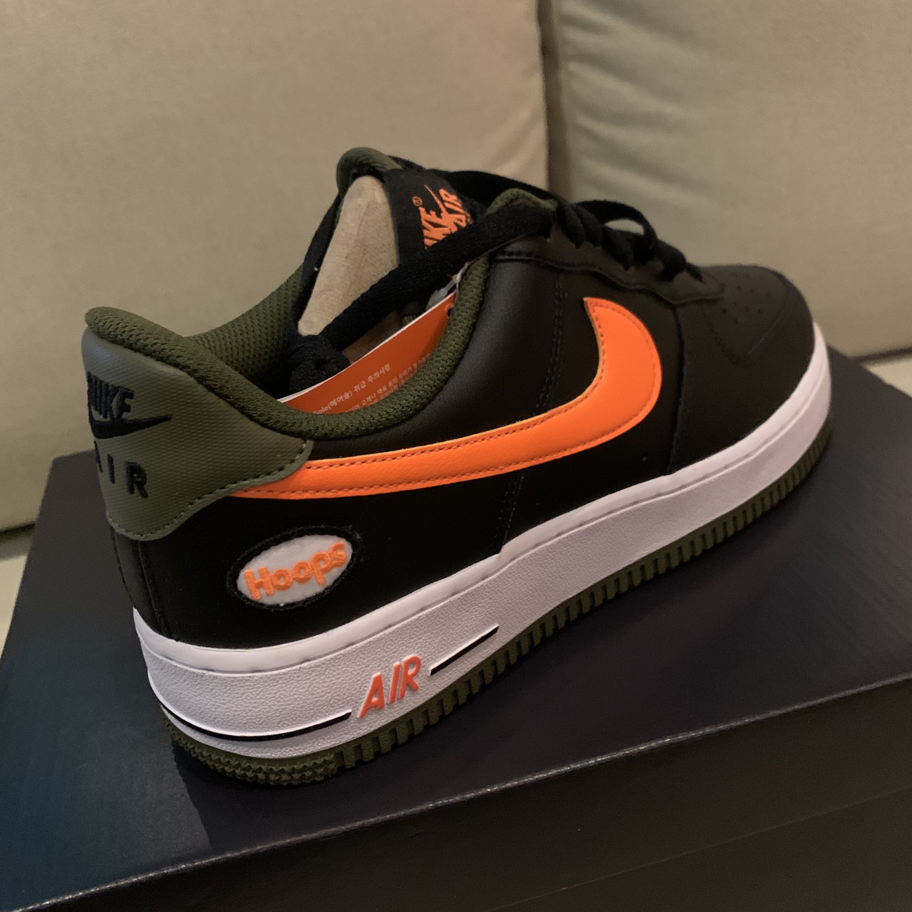 Nike Air Force 1 '07 LV8 Black Total Orange 착용 스타일 - 2