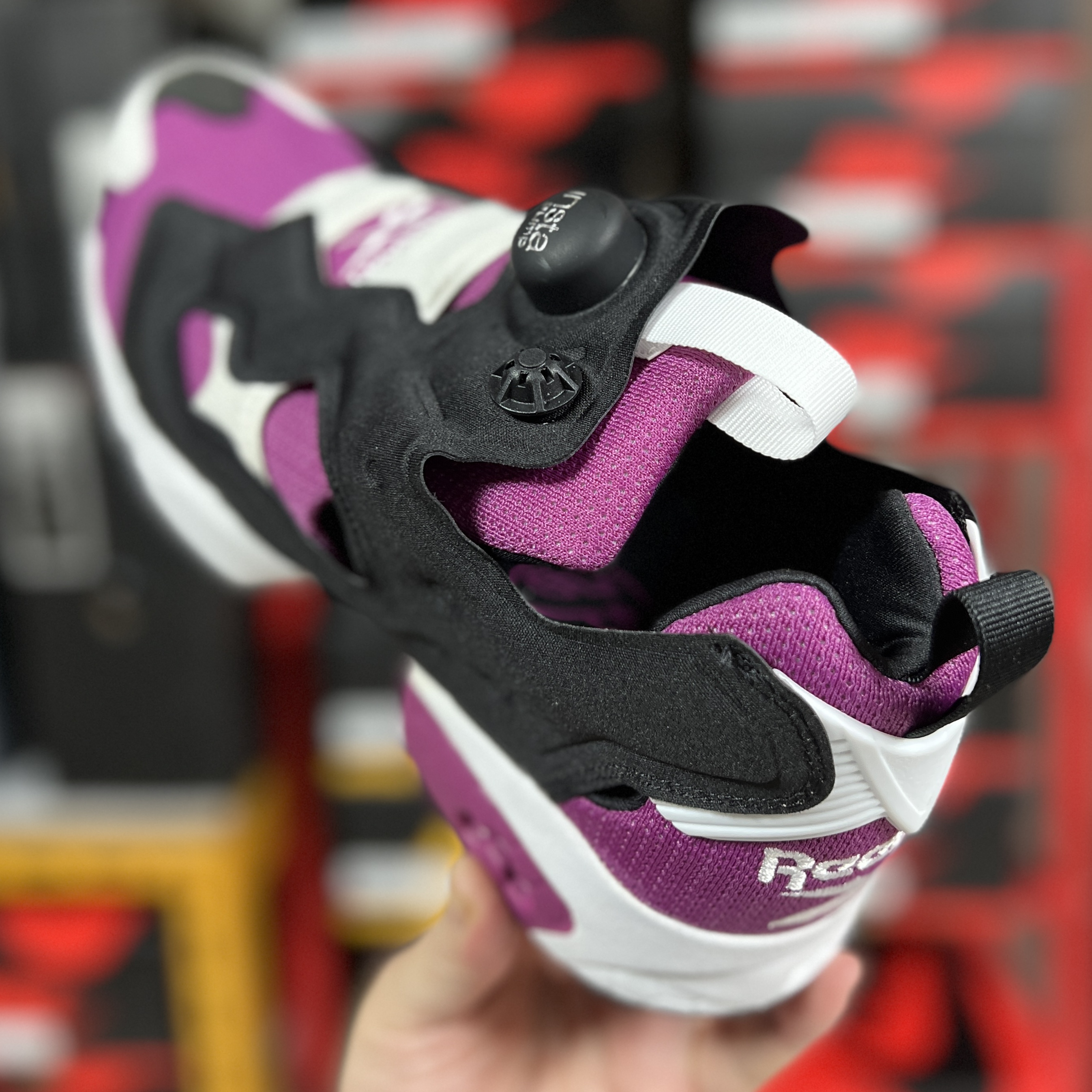 Reebok Instapump Fury OG Brazen Berry 착용 스타일 - 2