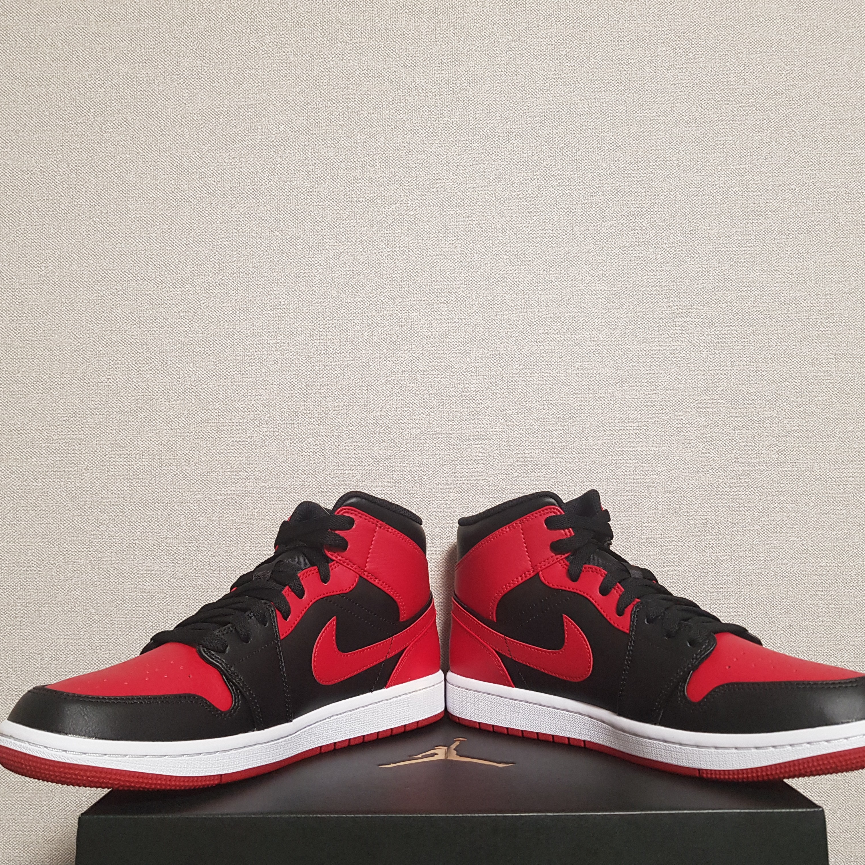 Jordan 1 Mid Bred Banned 2020 착용 스타일 - 1