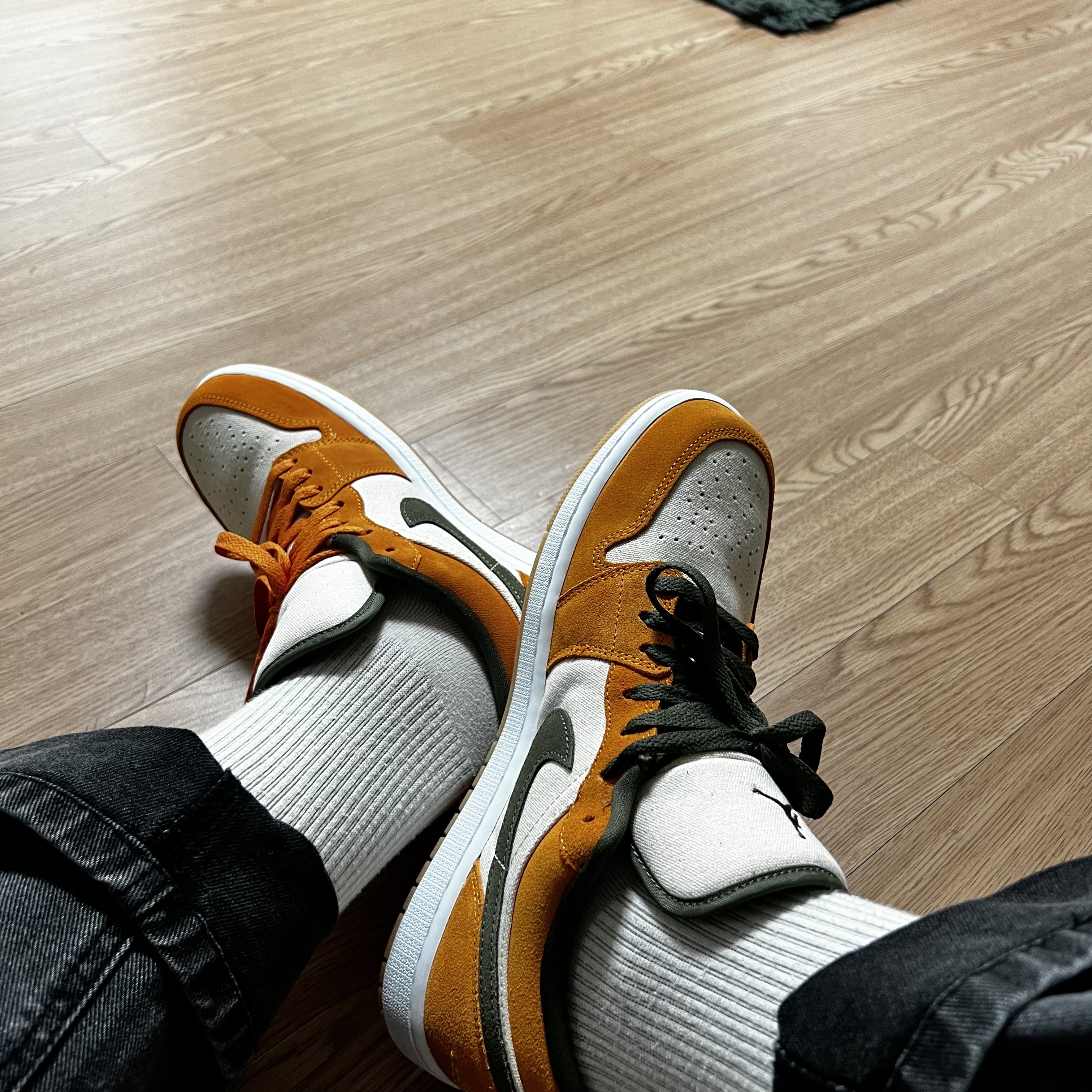 Jordan 1 Low SE Light Curry 착용 스타일 - 2