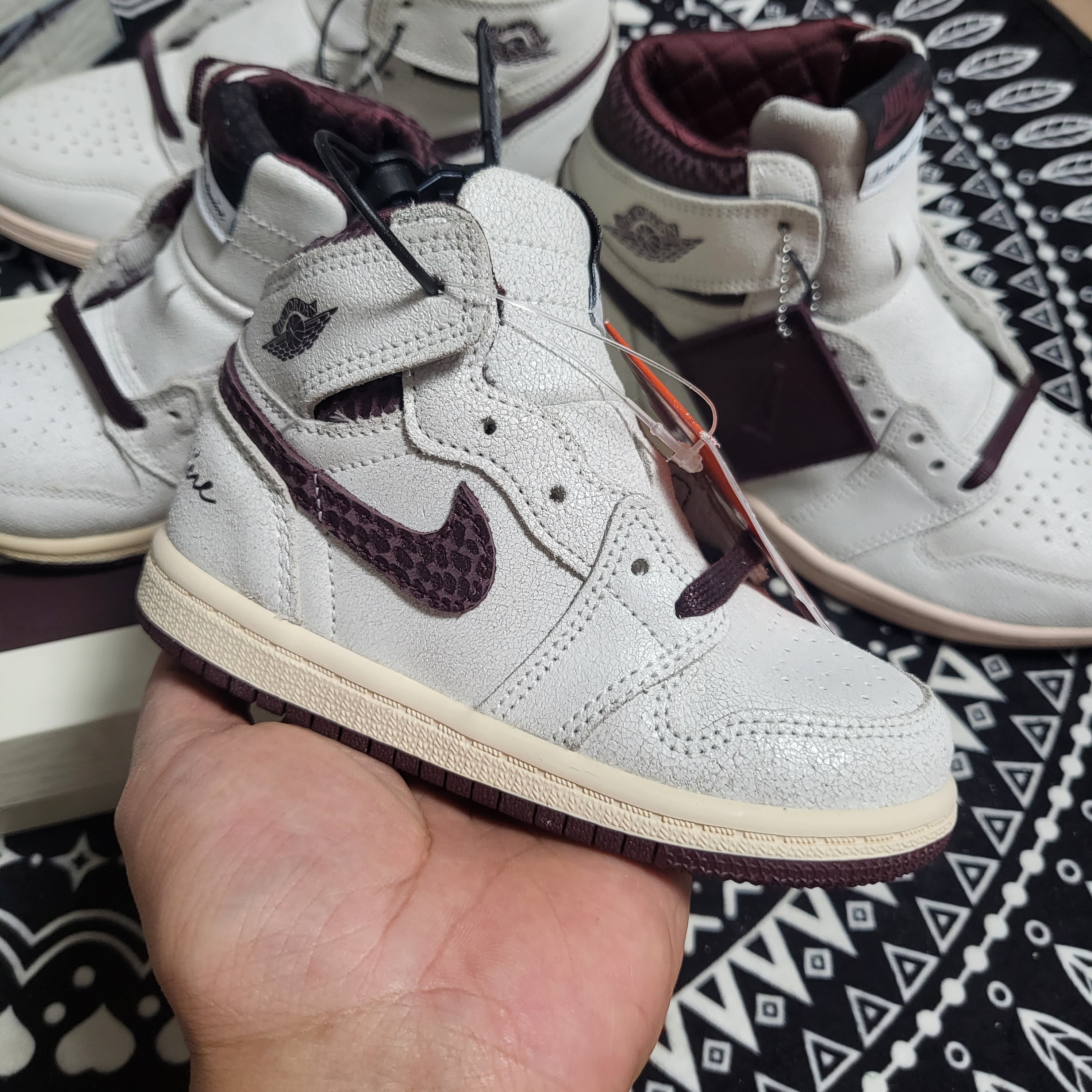 (TD) Jordan 1 x A Ma Maniere Retro High OG SP Burgundy and Sail, Jordan 1 x A Ma Maniere Retro High OG SP Sail and Burgundy 착용 스타일 - 1