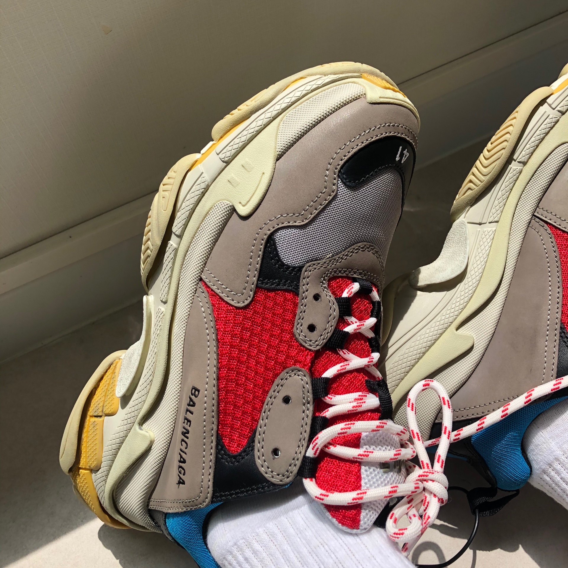 Balenciaga Triple S Grey Red Blue 2018 Reissue 착용 스타일 - 3