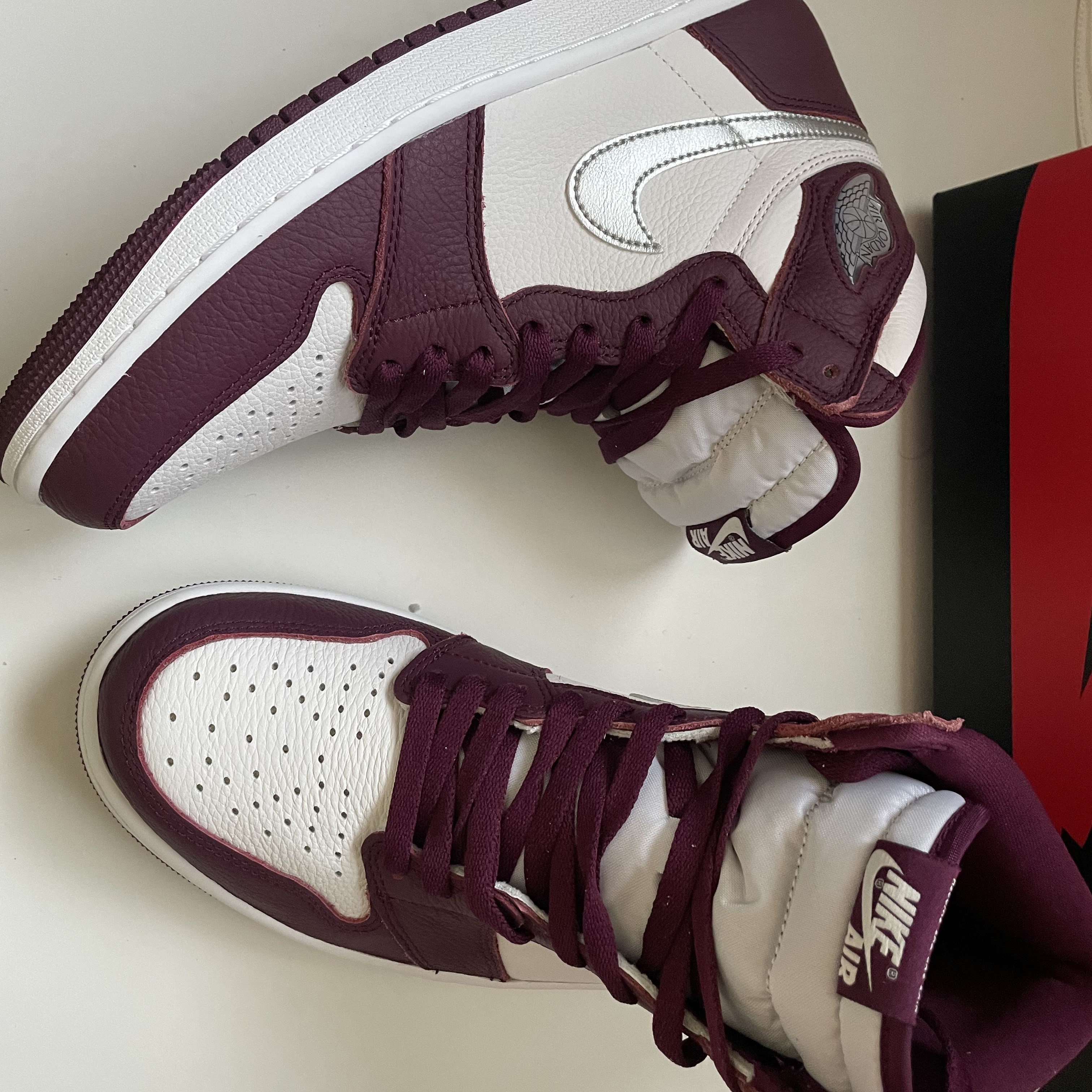 Jordan 1 Retro High OG Bordeaux 착용 스타일 - 3