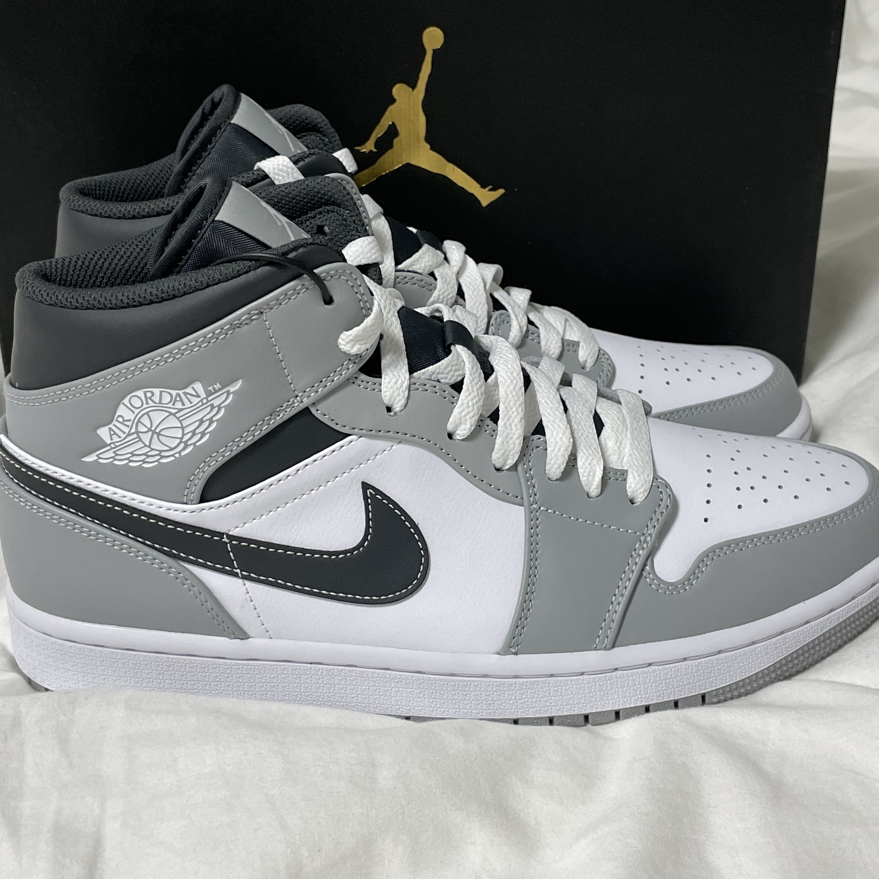 Jordan 1 Mid Light Smoke Grey Anthracite 착용 스타일 - 1