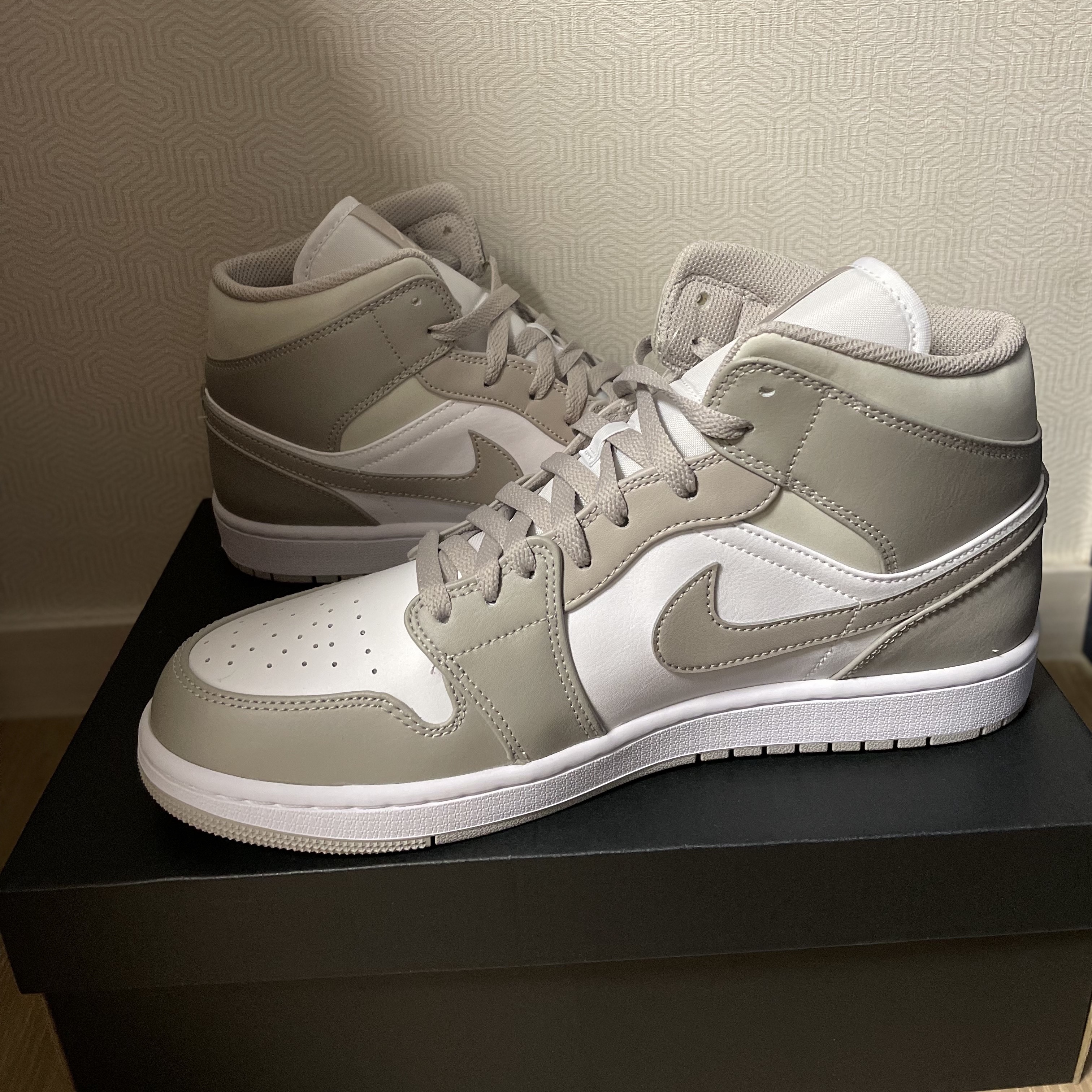 Jordan 1 Mid College Grey 착용 스타일